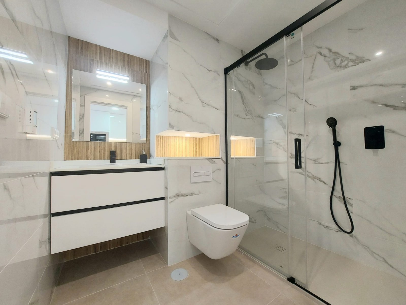  In der ruhigen Ortschaft Las Esperanzas gelegen, bietet diese Wohnanlage eine Auswahl an Häusern, die sich an verschiedene Lebensstile anpassen. Mit 