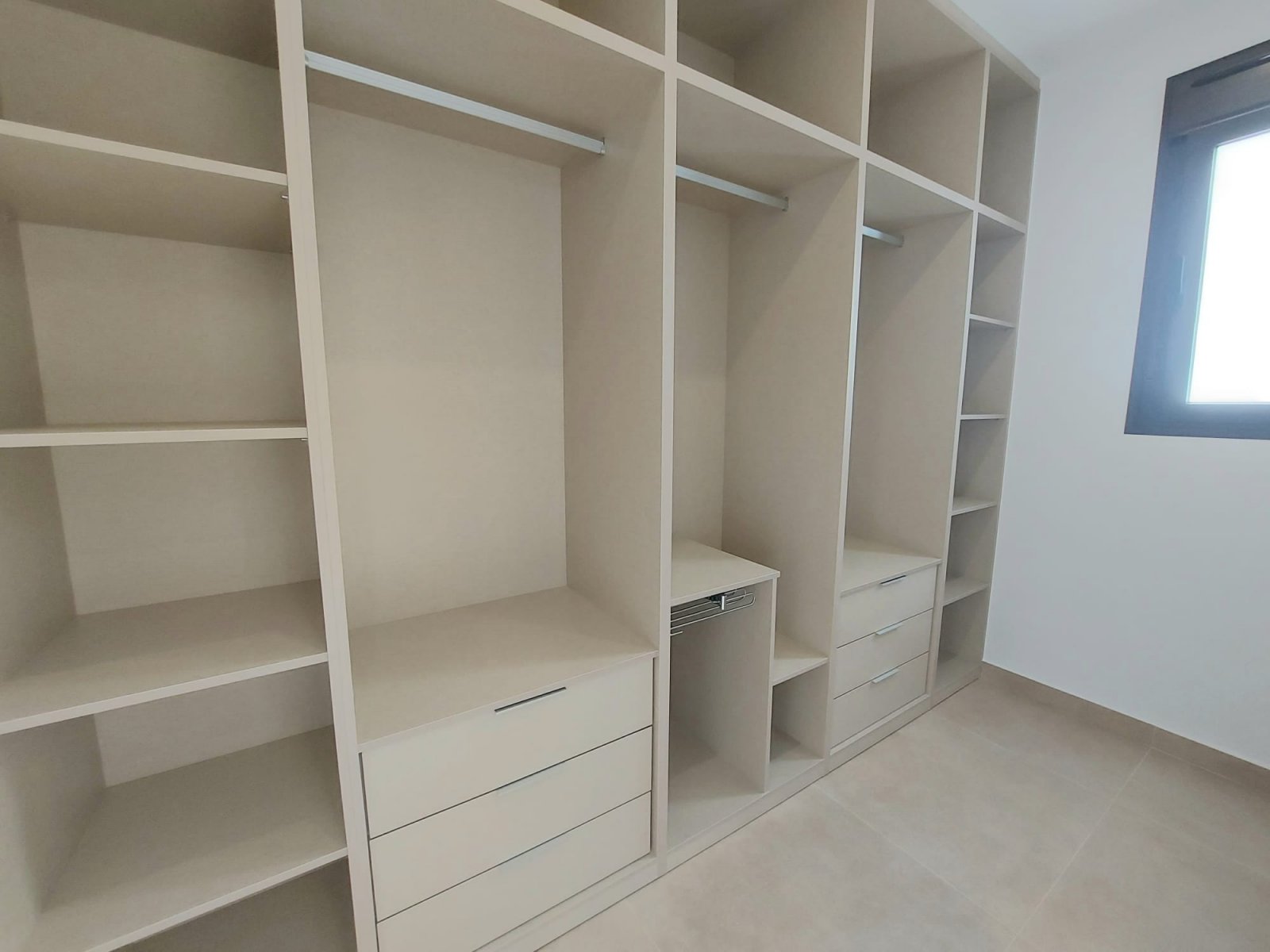  In der ruhigen Ortschaft Las Esperanzas gelegen, bietet diese Wohnanlage eine Auswahl an Häusern, die sich an verschiedene Lebensstile anpassen. Mit 