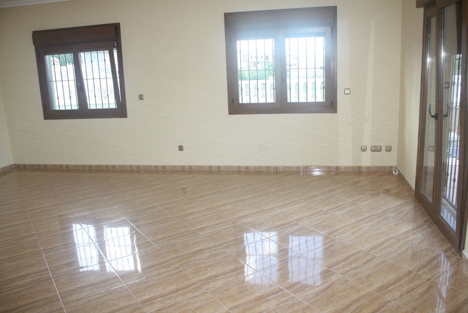 In der charmanten Stadt Torrevieja gelegen, bietet diese freistehende Immobilie eine einzigartige Gelegenheit für diejenigen, die ein exklusives Zuha