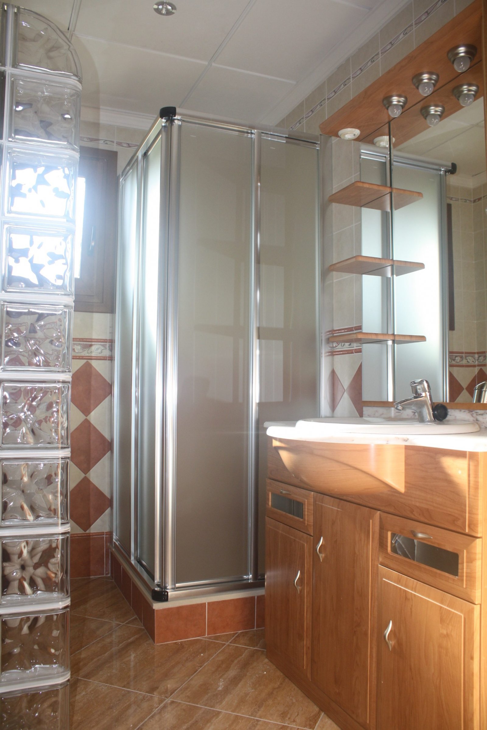 In der charmanten Stadt Torrevieja gelegen, bietet diese freistehende Immobilie eine einzigartige Gelegenheit für diejenigen, die ein exklusives Zuha