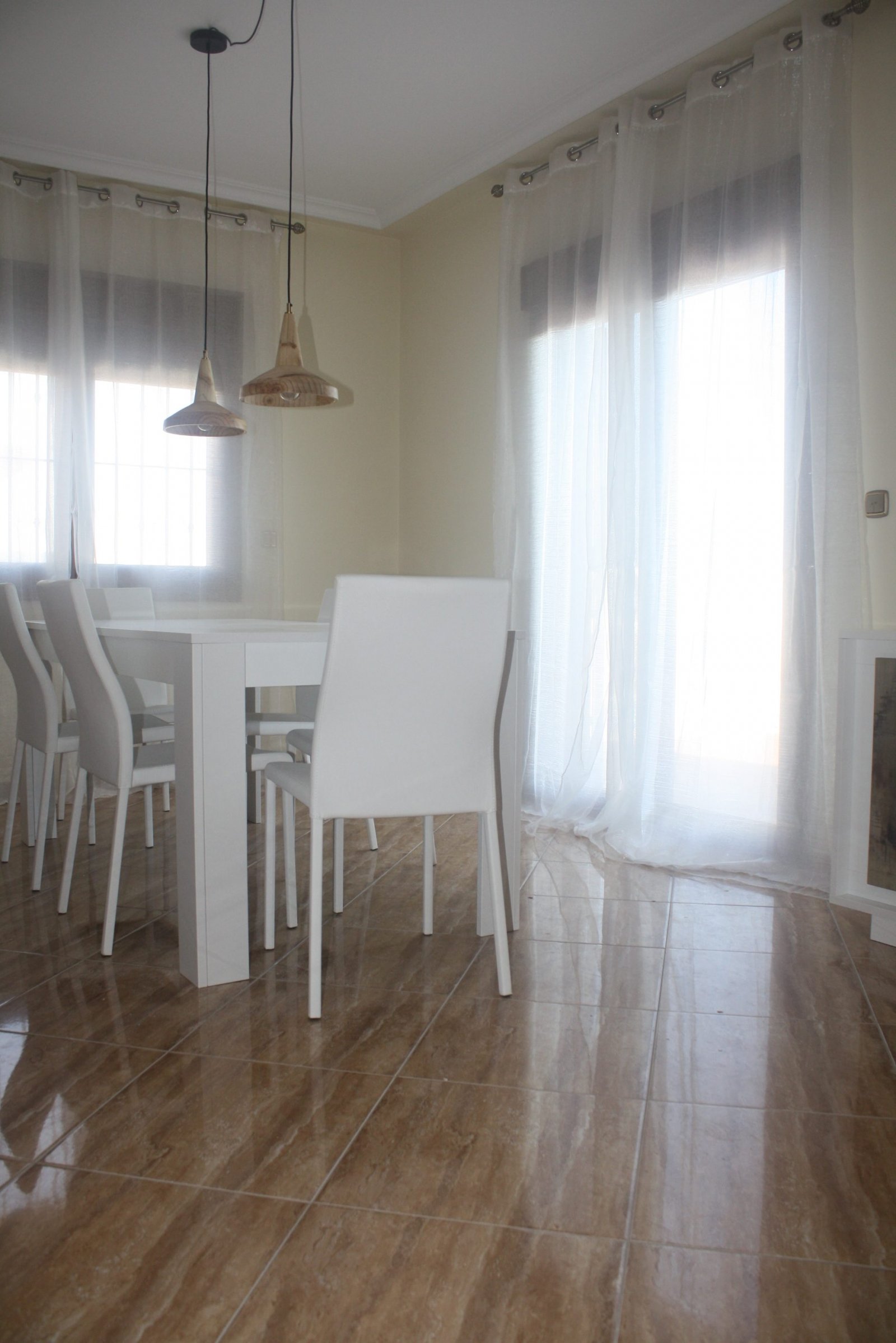 In der charmanten Stadt Torrevieja gelegen, bietet diese freistehende Immobilie eine einzigartige Gelegenheit für diejenigen, die ein exklusives Zuha