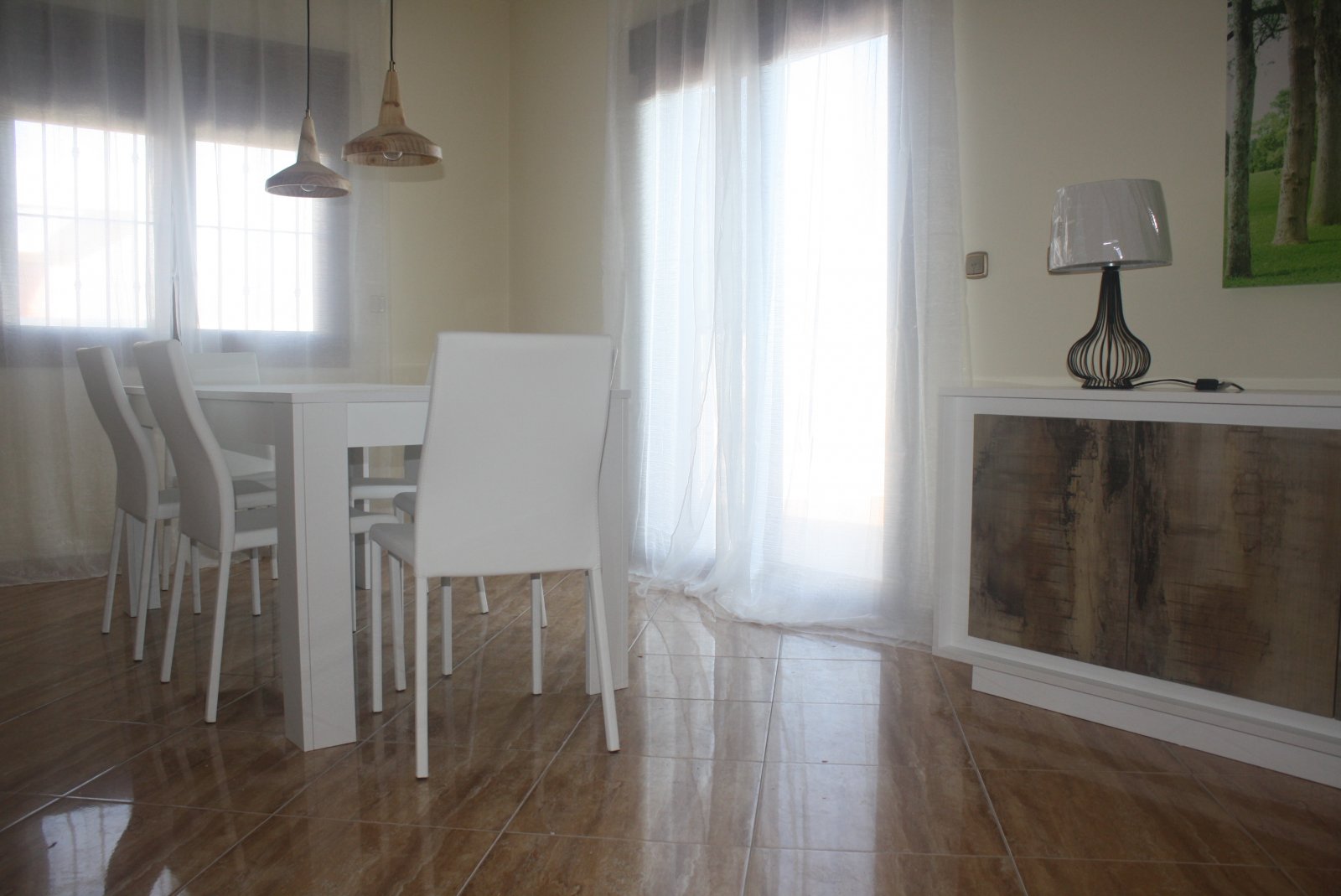 In der charmanten Stadt Torrevieja gelegen, bietet diese freistehende Immobilie eine einzigartige Gelegenheit für diejenigen, die ein exklusives Zuha