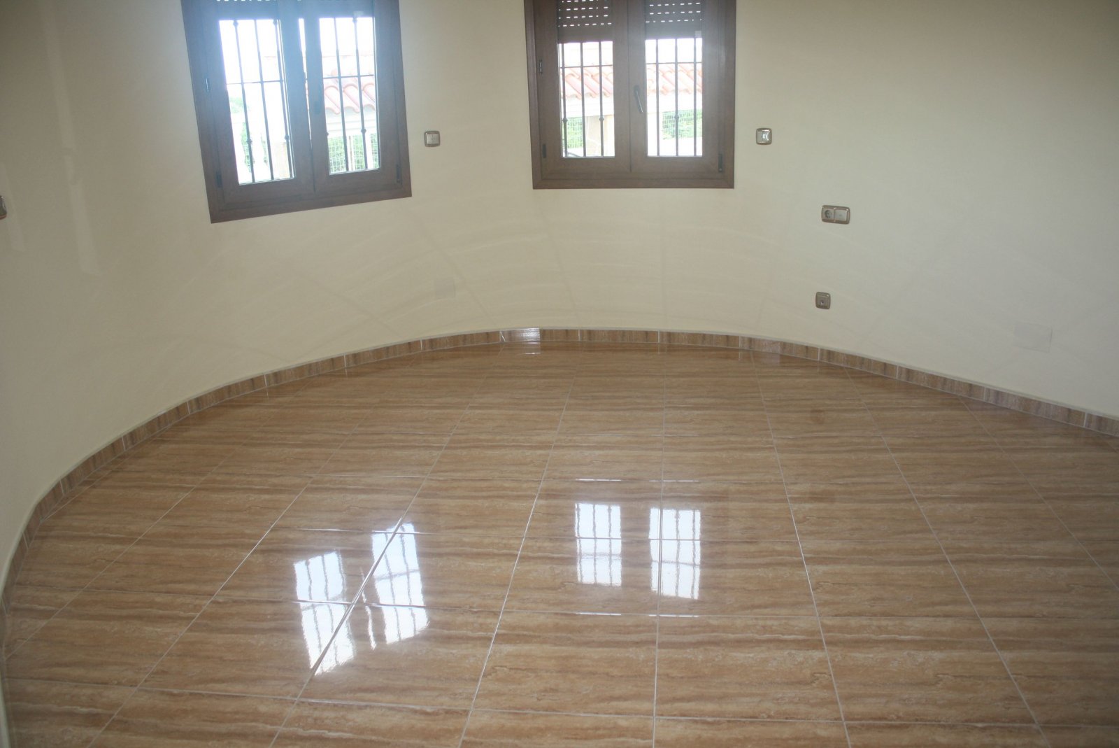 In der charmanten Stadt Torrevieja gelegen, bietet diese freistehende Immobilie eine einzigartige Gelegenheit für diejenigen, die ein exklusives Zuha