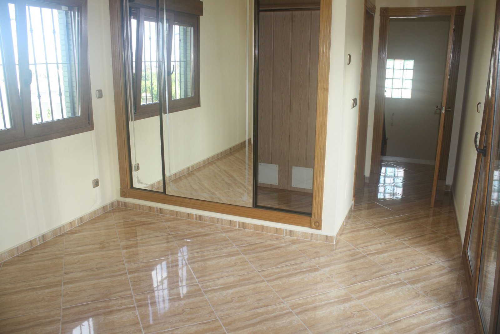 In der charmanten Stadt Torrevieja gelegen, bietet diese freistehende Immobilie eine einzigartige Gelegenheit für diejenigen, die ein exklusives Zuha