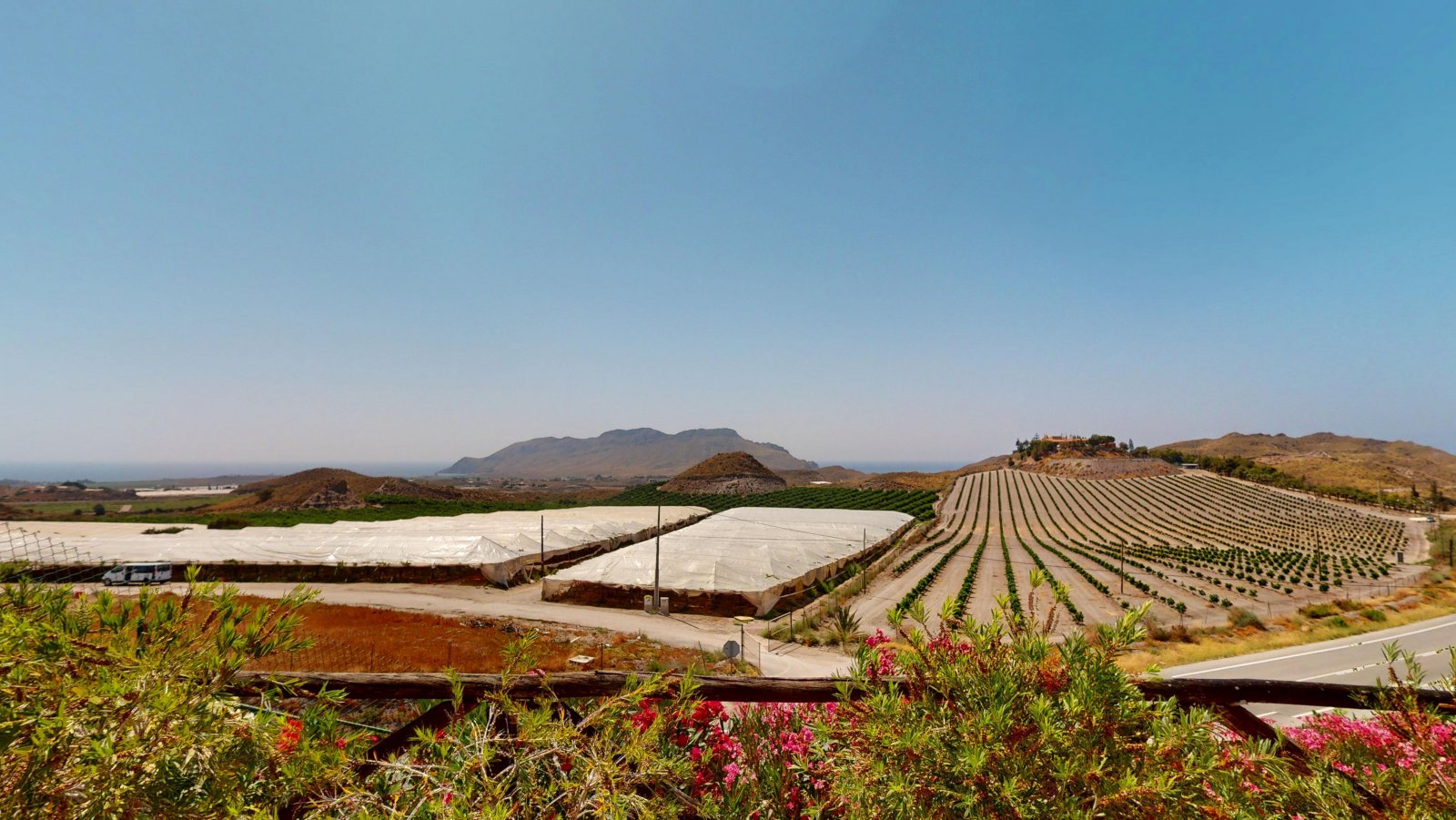  In der charmanten Stadt Águilas gelegen, bietet dieses freistehende Chalet ein außergewöhnliches Wohnerlebnis mit Meerblick. Die Immobilie befindet s
