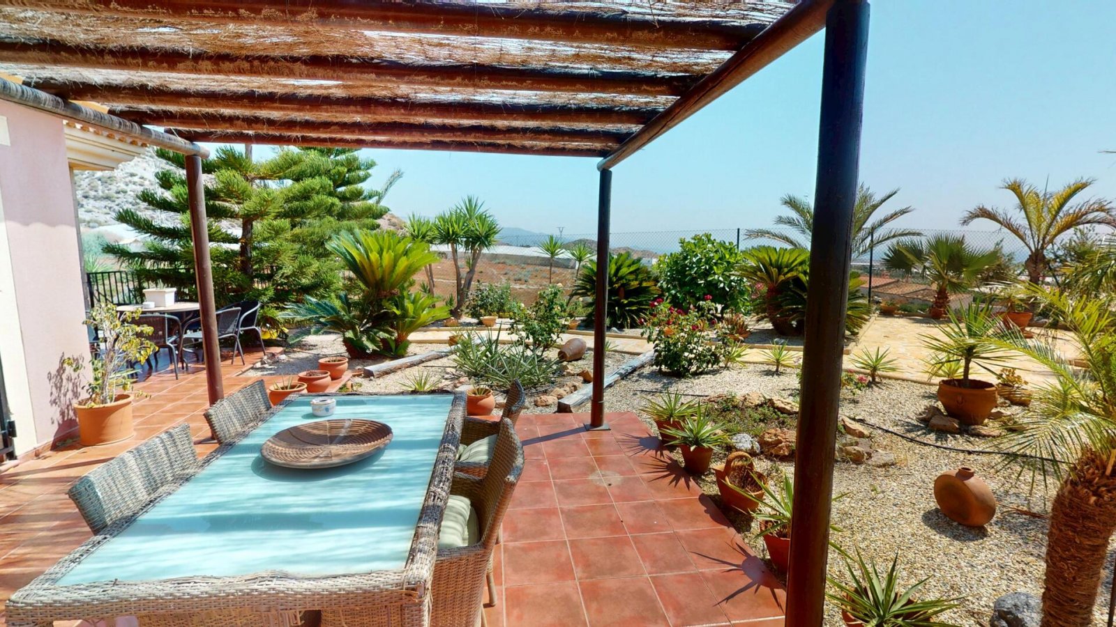  In der charmanten Stadt Águilas gelegen, bietet dieses freistehende Chalet ein außergewöhnliches Wohnerlebnis mit Meerblick. Die Immobilie befindet s