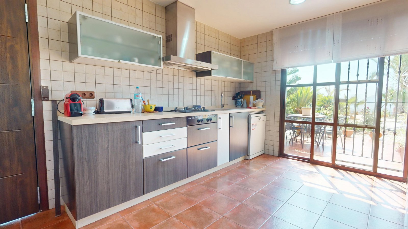  In der charmanten Stadt Águilas gelegen, bietet dieses freistehende Chalet ein außergewöhnliches Wohnerlebnis mit Meerblick. Die Immobilie befindet s