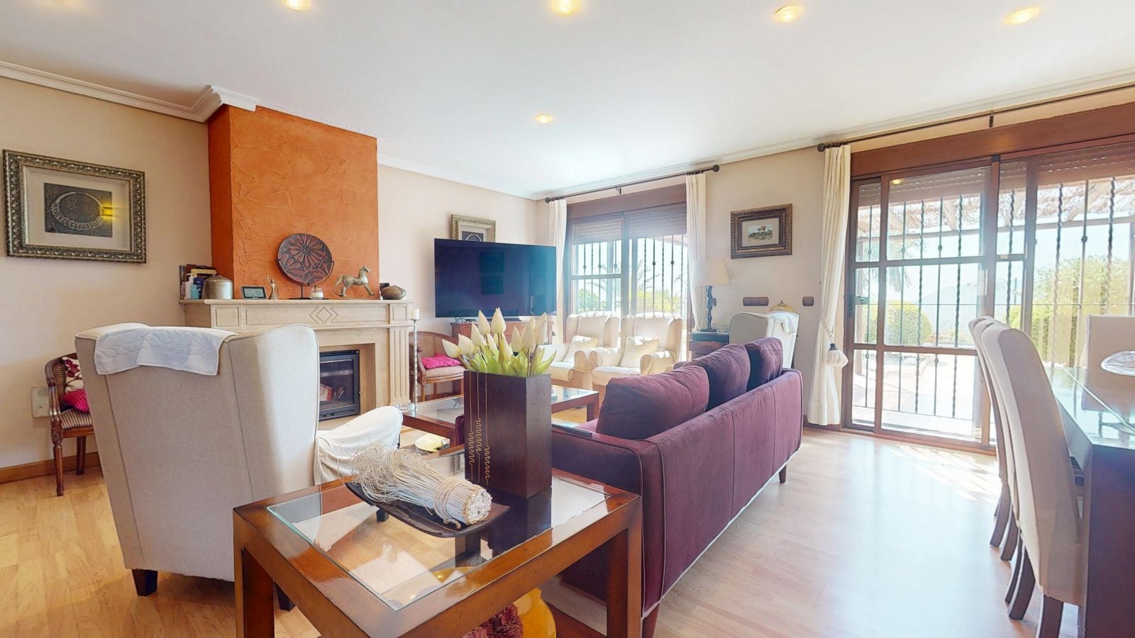  In der charmanten Stadt Águilas gelegen, bietet dieses freistehende Chalet ein außergewöhnliches Wohnerlebnis mit Meerblick. Die Immobilie befindet s