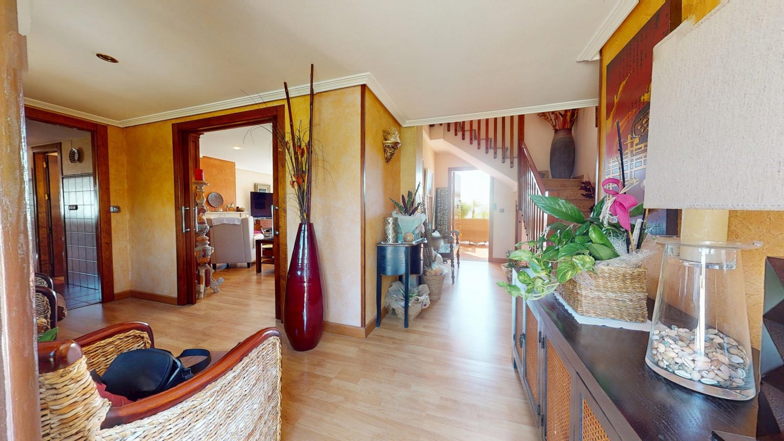  In der charmanten Stadt Águilas gelegen, bietet dieses freistehende Chalet ein außergewöhnliches Wohnerlebnis mit Meerblick. Die Immobilie befindet s