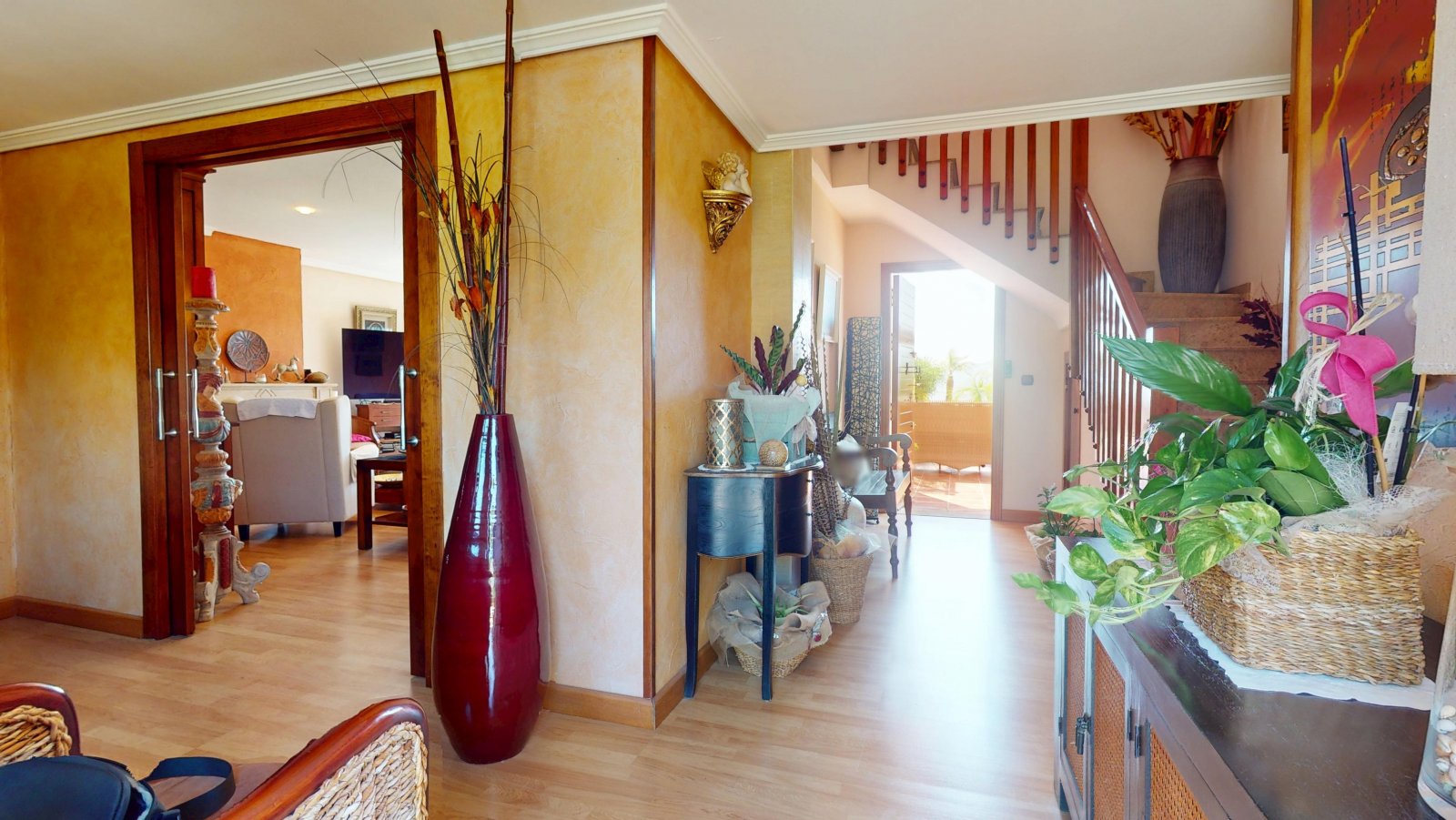  In der charmanten Stadt Águilas gelegen, bietet dieses freistehende Chalet ein außergewöhnliches Wohnerlebnis mit Meerblick. Die Immobilie befindet s