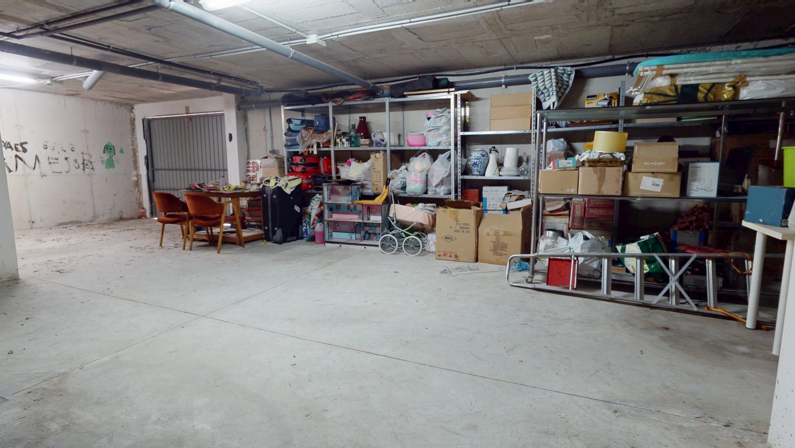  In der charmanten Stadt Águilas gelegen, bietet dieses freistehende Chalet ein außergewöhnliches Wohnerlebnis mit Meerblick. Die Immobilie befindet s
