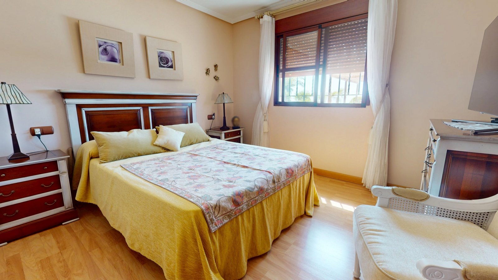  In der charmanten Stadt Águilas gelegen, bietet dieses freistehende Chalet ein außergewöhnliches Wohnerlebnis mit Meerblick. Die Immobilie befindet s