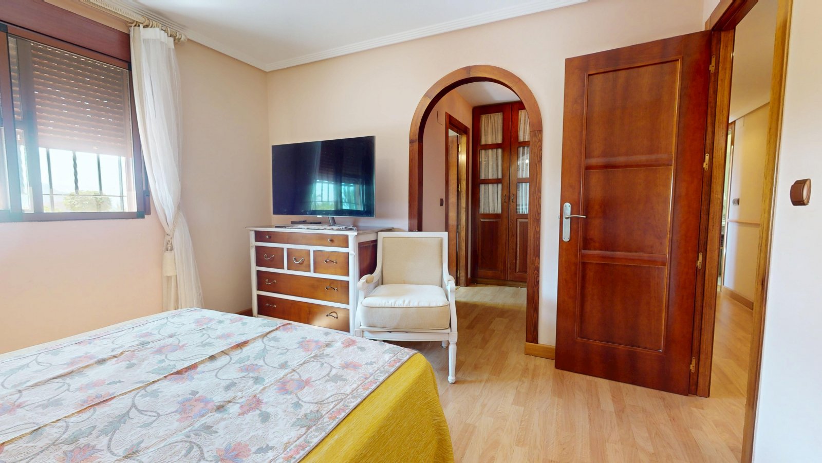  In der charmanten Stadt Águilas gelegen, bietet dieses freistehende Chalet ein außergewöhnliches Wohnerlebnis mit Meerblick. Die Immobilie befindet s