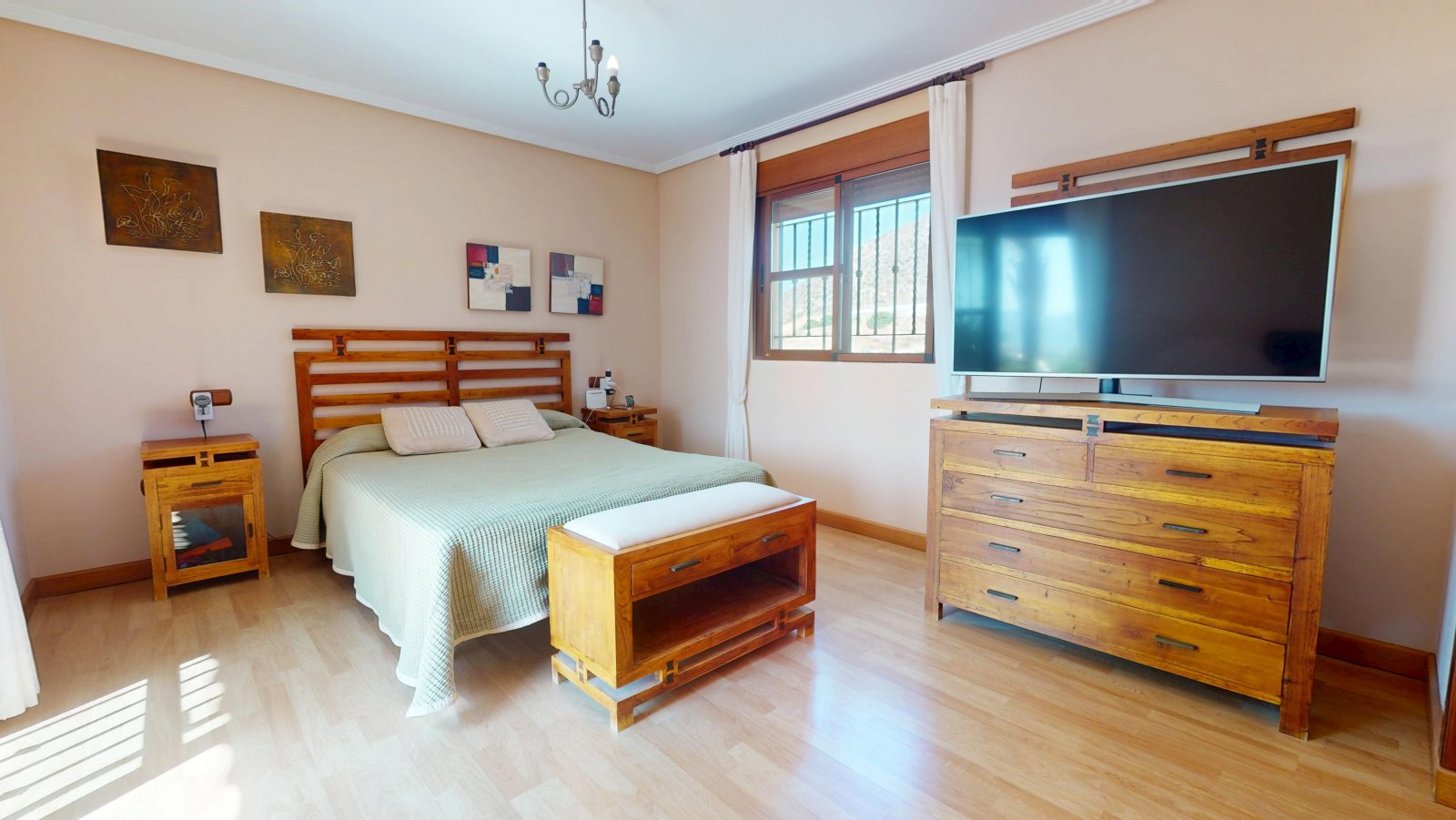  In der charmanten Stadt Águilas gelegen, bietet dieses freistehende Chalet ein außergewöhnliches Wohnerlebnis mit Meerblick. Die Immobilie befindet s