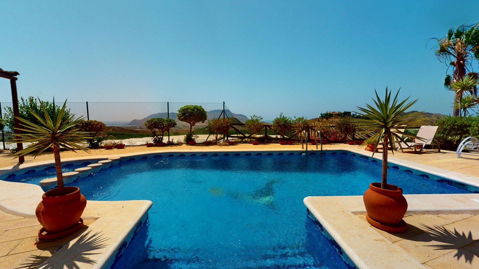  In der charmanten Stadt Águilas gelegen, bietet dieses freistehende Chalet ein außergewöhnliches Wohnerlebnis mit Meerblick. Die Immobilie befindet s
