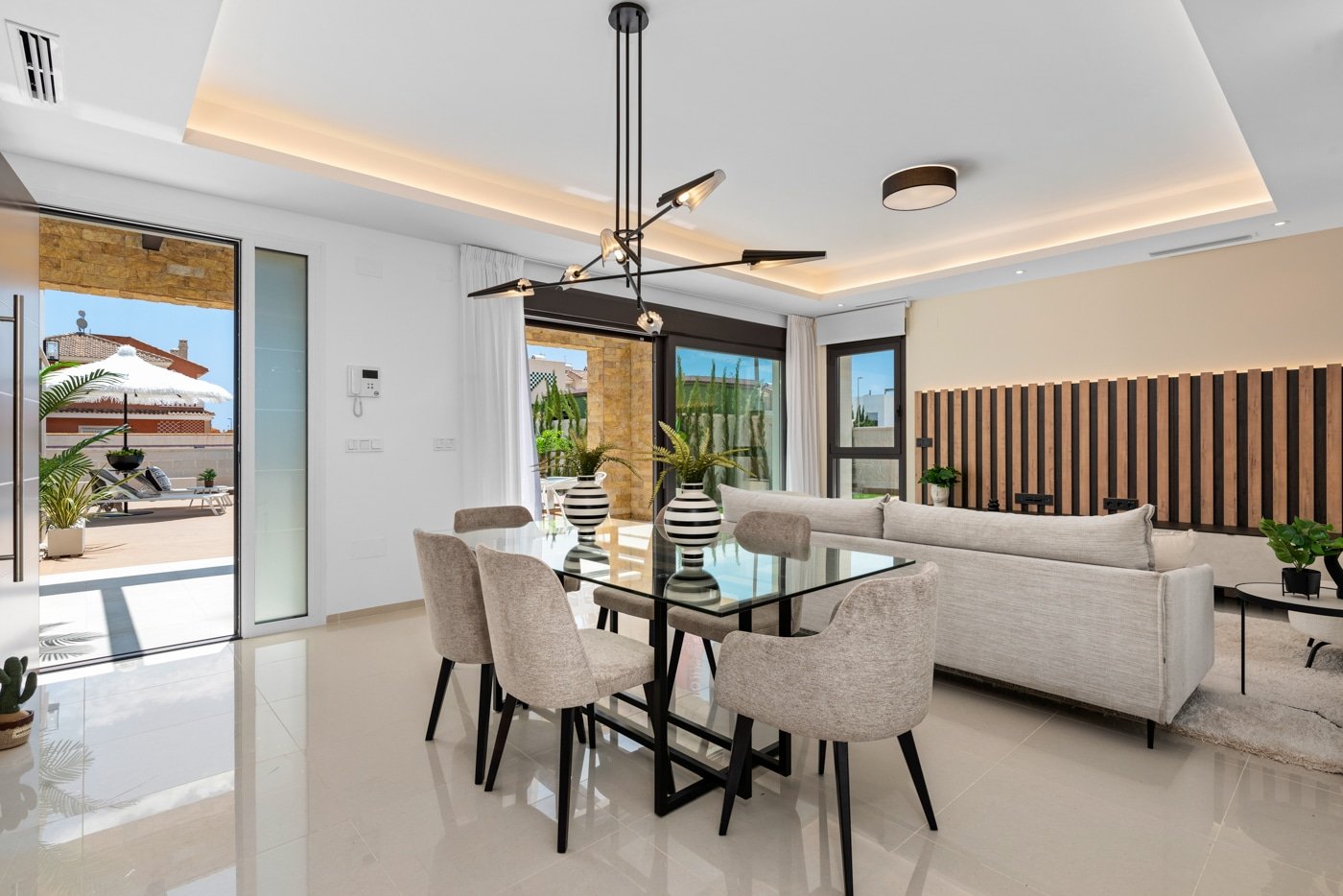  In der charmanten Ciudad Quesada gelegen, bietet diese freistehende Immobilie einen exklusiven Lebensstil in einer privilegierten Umgebung. Mit einem