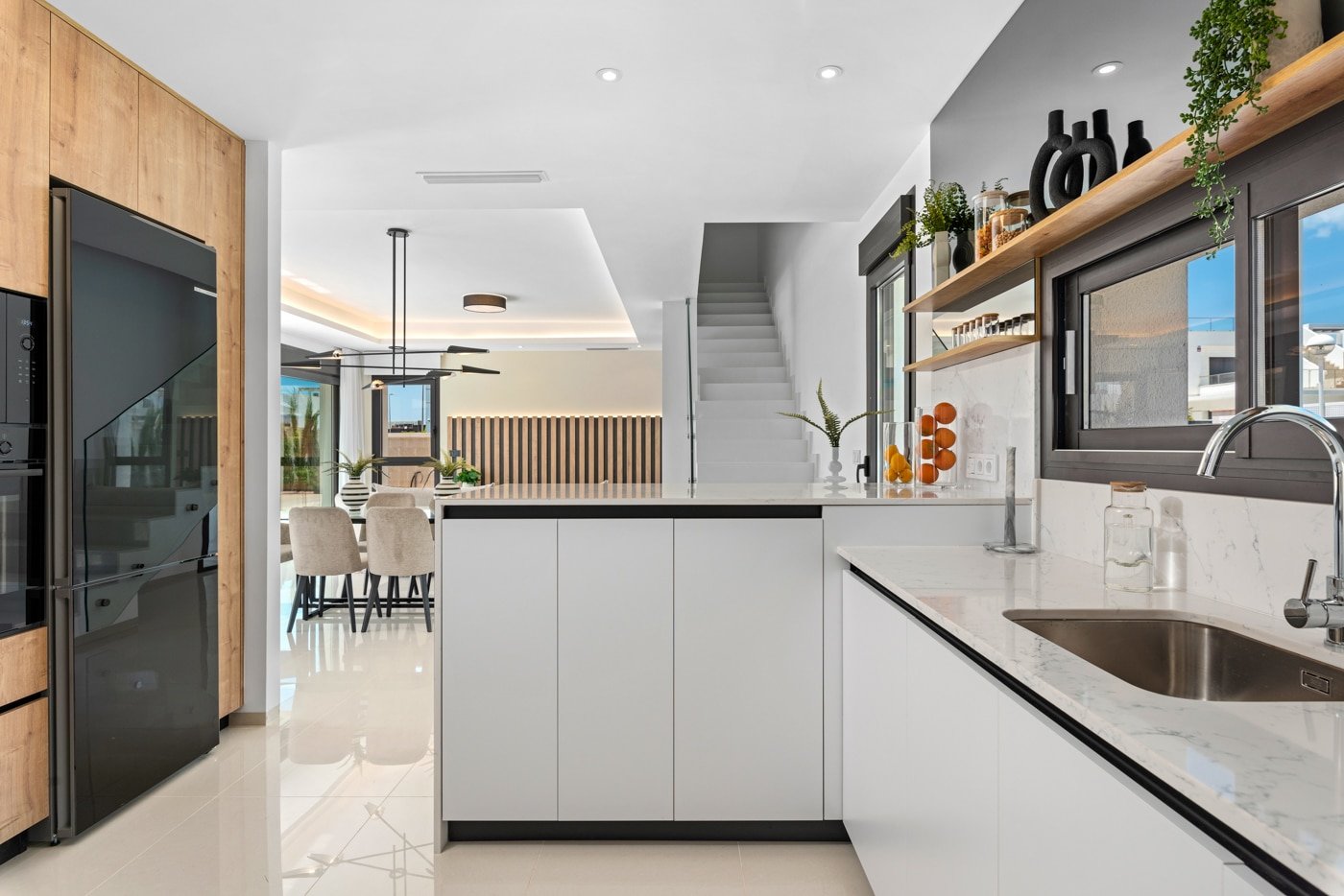  In der charmanten Ciudad Quesada gelegen, bietet diese freistehende Immobilie einen exklusiven Lebensstil in einer privilegierten Umgebung. Mit einem