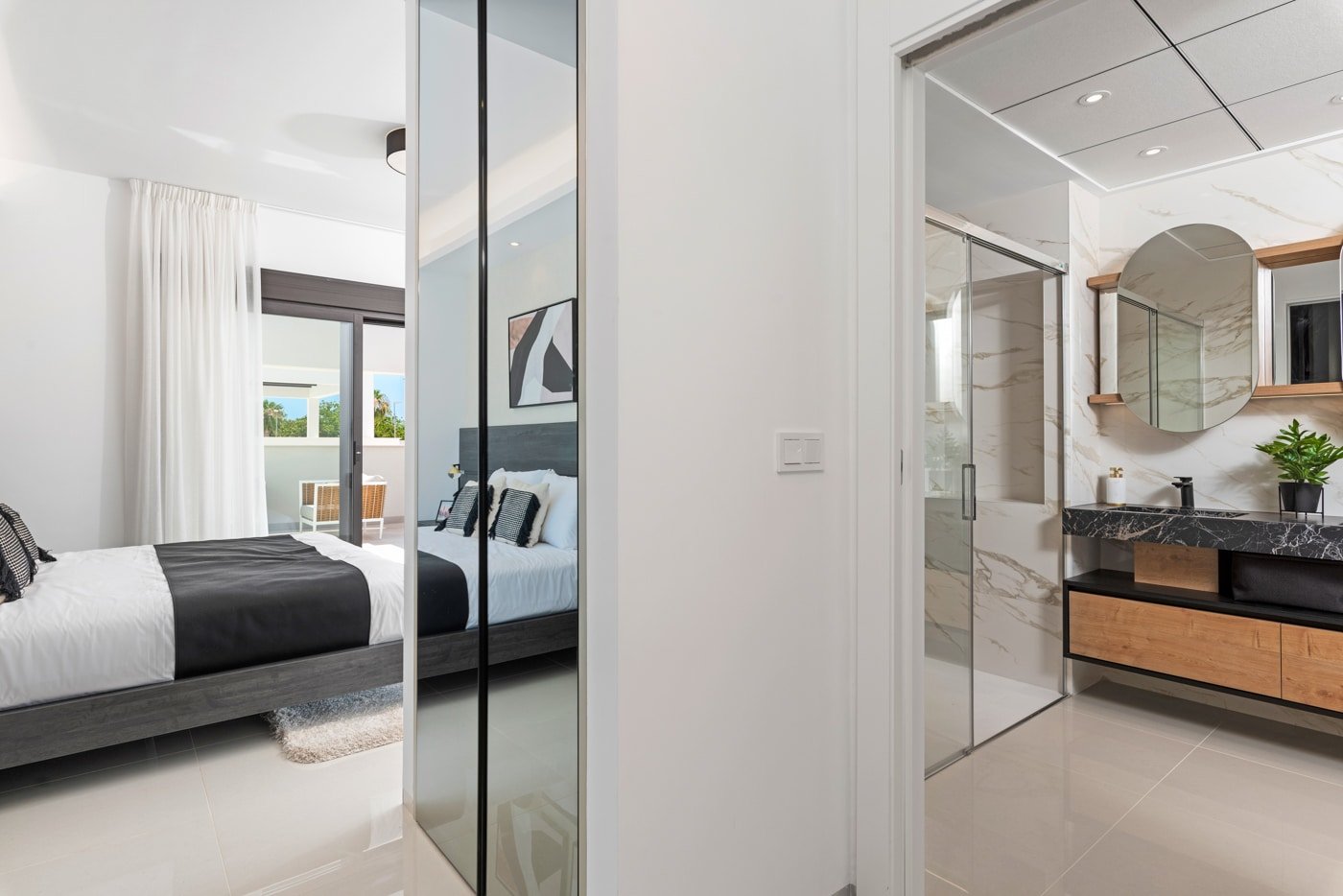  In der charmanten Ciudad Quesada gelegen, bietet diese freistehende Immobilie einen exklusiven Lebensstil in einer privilegierten Umgebung. Mit einem