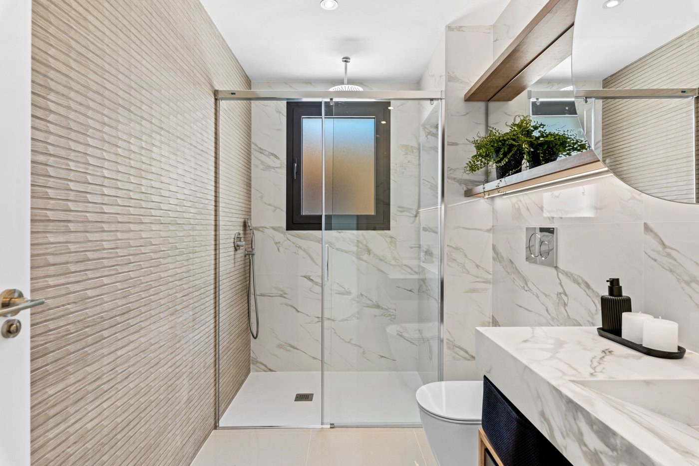  In der charmanten Ciudad Quesada gelegen, bietet diese freistehende Immobilie einen exklusiven Lebensstil in einer privilegierten Umgebung. Mit einem