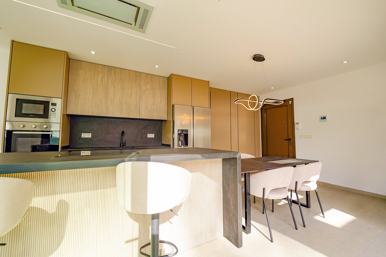  In der ruhigen Ortschaft Heredades gelegen, bietet diese exklusive Sammlung von Reihenhäusern eine einzigartige Gelegenheit, ein ruhiges und gut ange