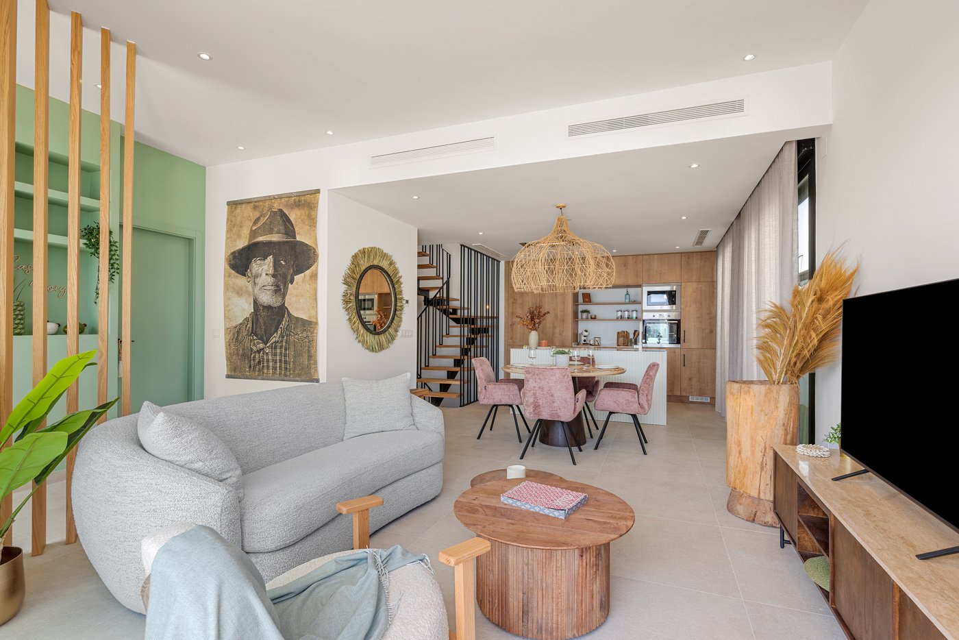  In der charmanten Ortschaft Dolores gelegen, bietet diese exklusive Sammlung von 10 Reihenhäusern eine ideale Wohnumgebung für diejenigen, die Ruhe u