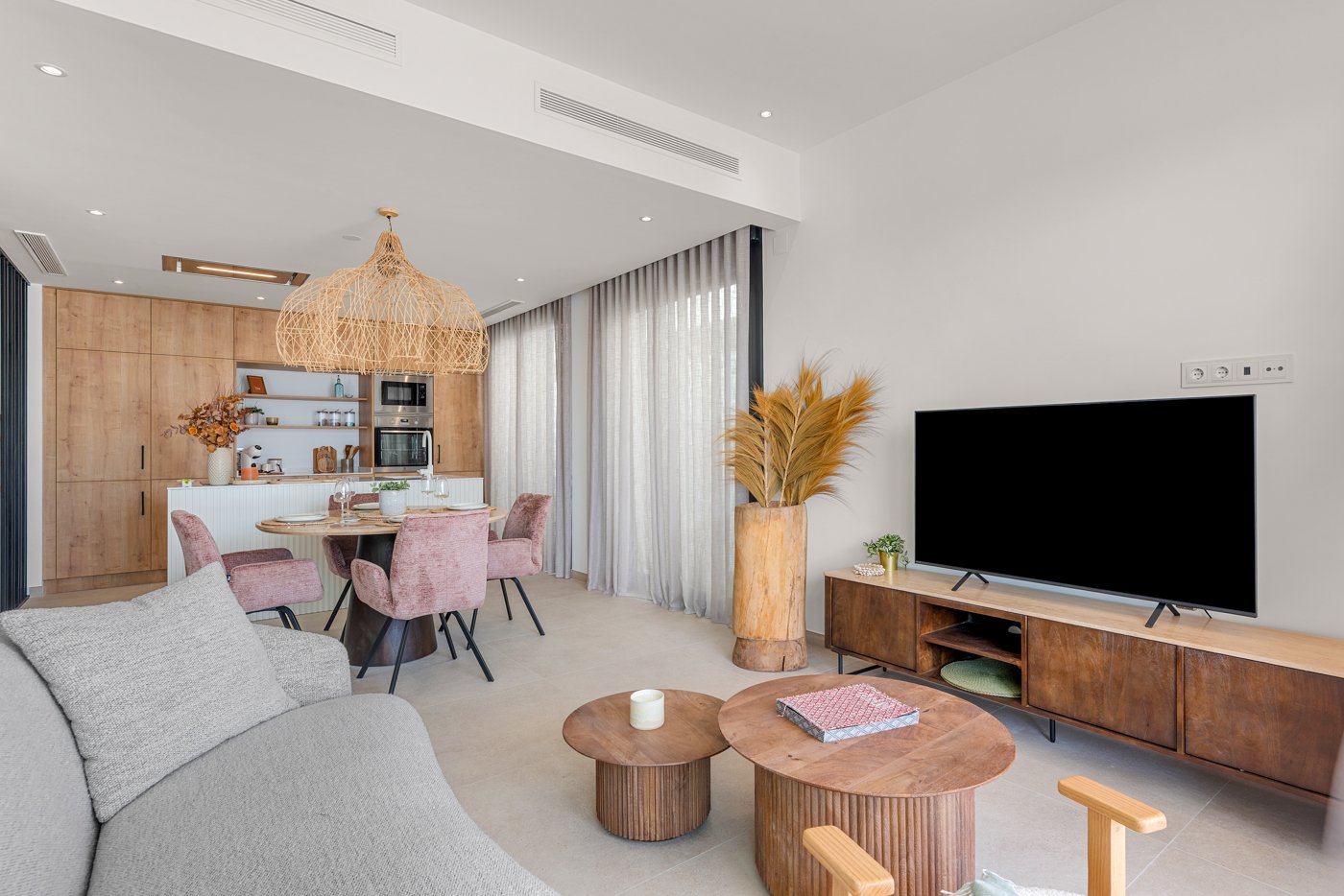  In der charmanten Ortschaft Dolores gelegen, bietet diese exklusive Sammlung von 10 Reihenhäusern eine ideale Wohnumgebung für diejenigen, die Ruhe u