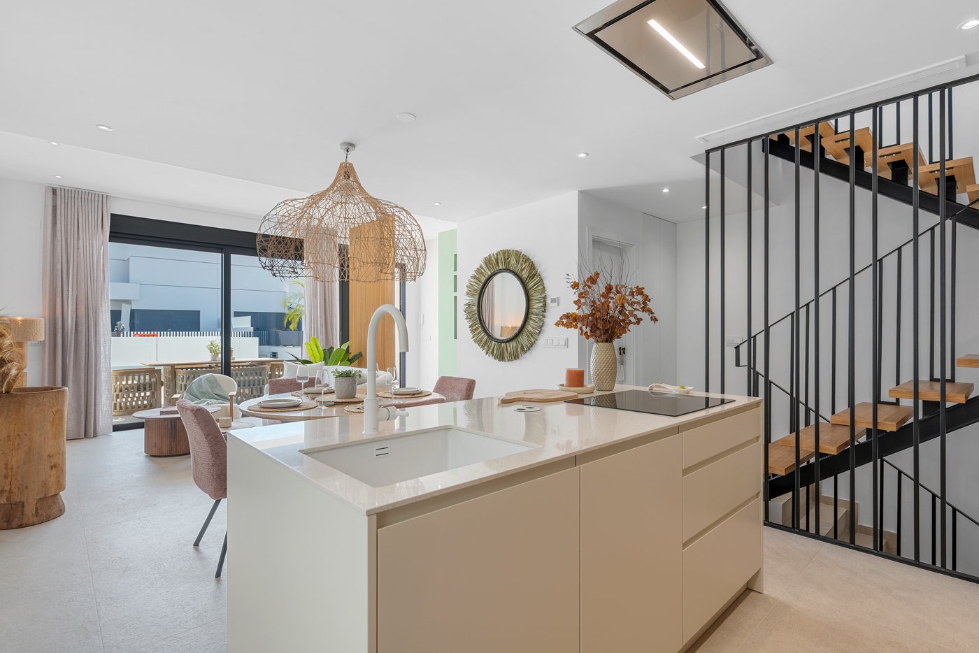  In der charmanten Ortschaft Dolores gelegen, bietet diese exklusive Sammlung von 10 Reihenhäusern eine ideale Wohnumgebung für diejenigen, die Ruhe u