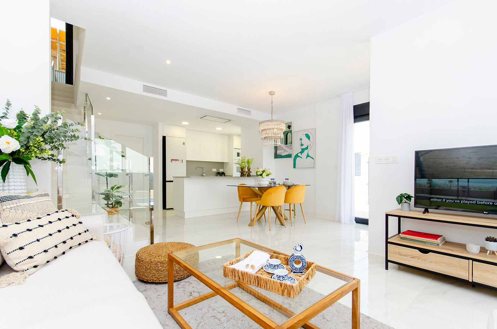 In der charmanten Stadt Orihuela gelegen, bietet dieser Wohnkomplex 39 unabhängige Häuser, die durch ihr modernes und funktionales Design hervorstech