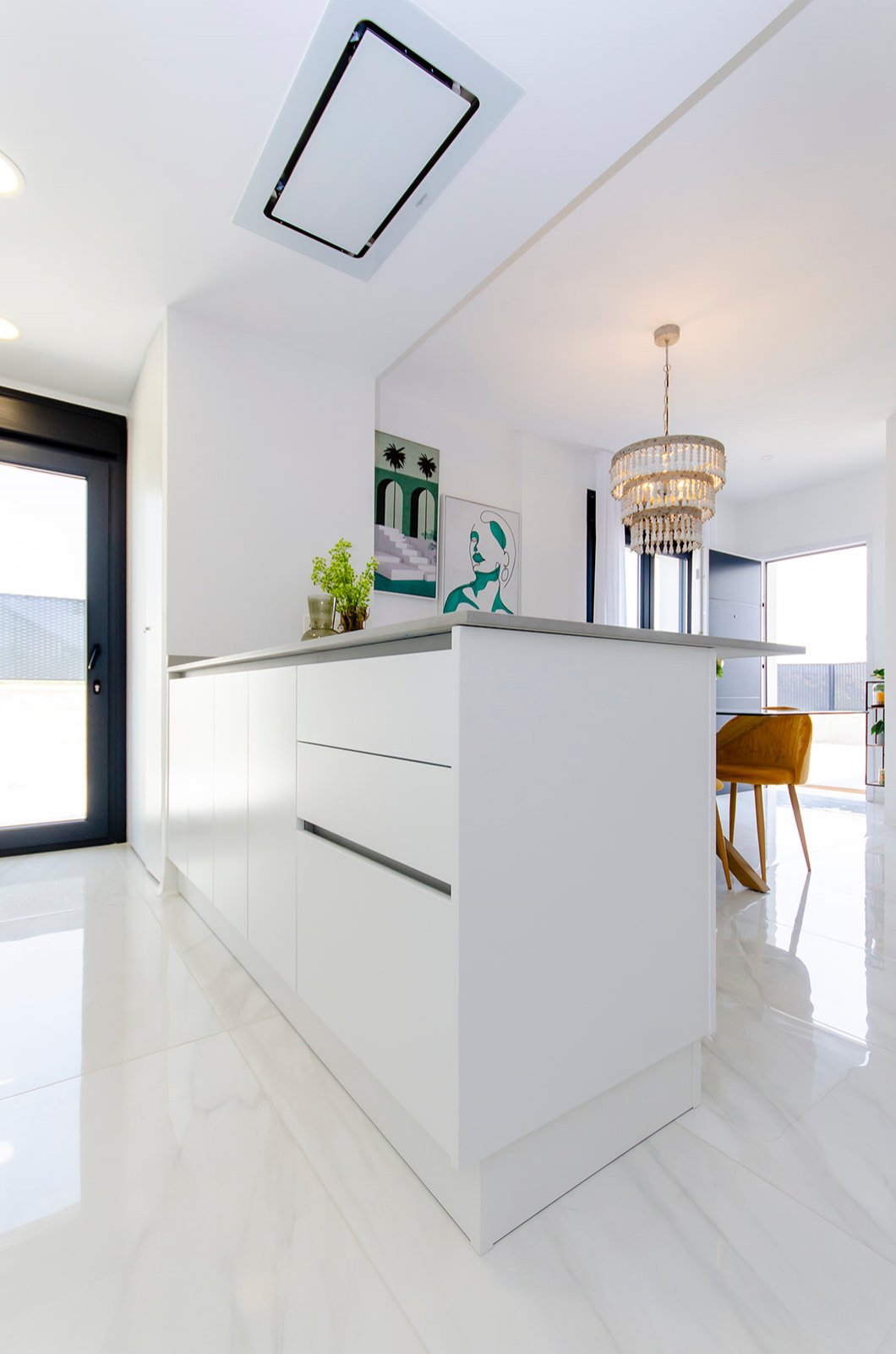 In der charmanten Stadt Orihuela gelegen, bietet dieser Wohnkomplex 39 unabhängige Häuser, die durch ihr modernes und funktionales Design hervorstech