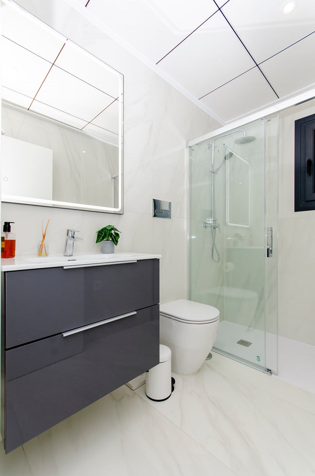 In der charmanten Stadt Orihuela gelegen, bietet dieser Wohnkomplex 39 unabhängige Häuser, die durch ihr modernes und funktionales Design hervorstech