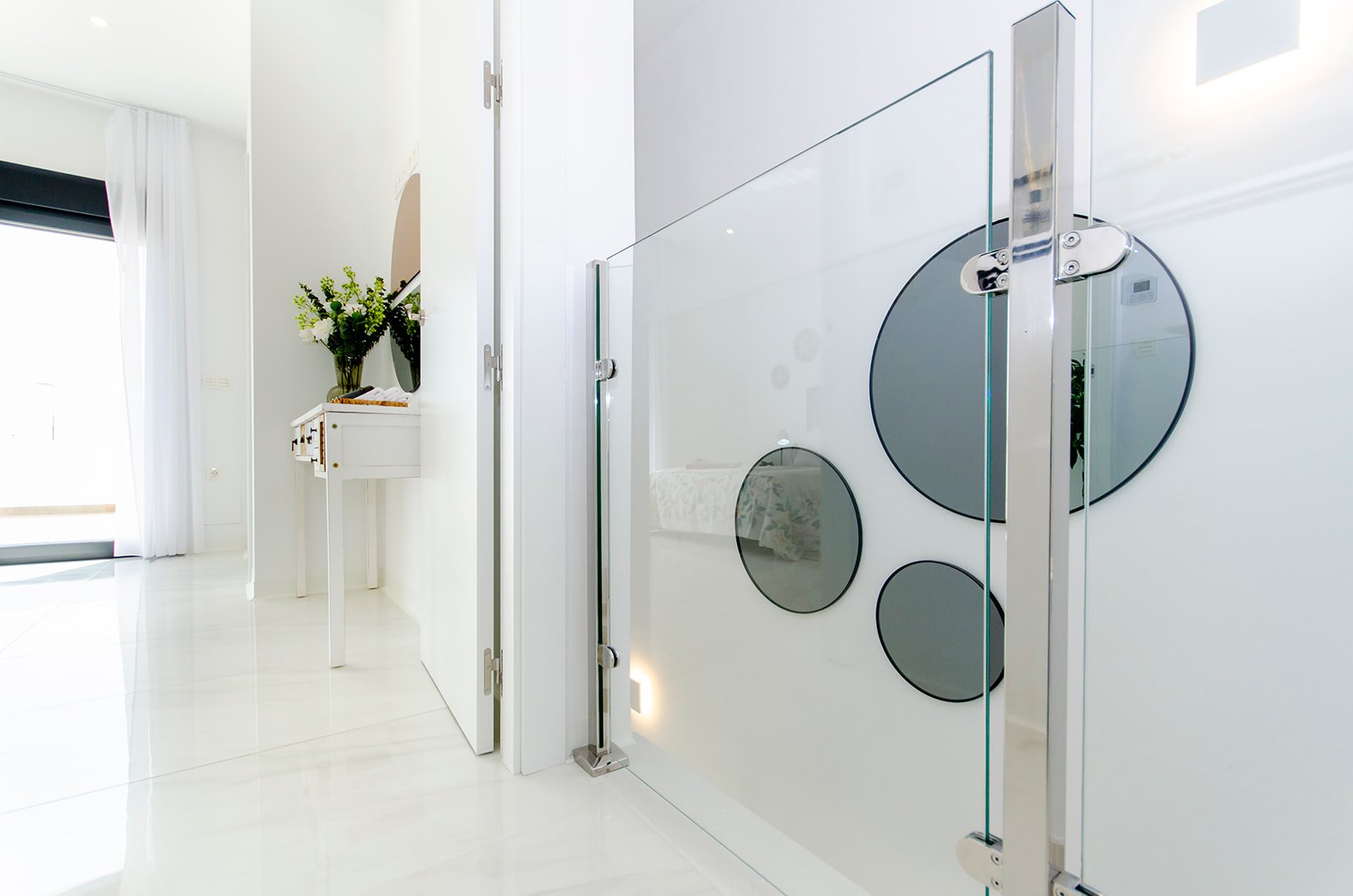 In der charmanten Stadt Orihuela gelegen, bietet dieser Wohnkomplex 39 unabhängige Häuser, die durch ihr modernes und funktionales Design hervorstech