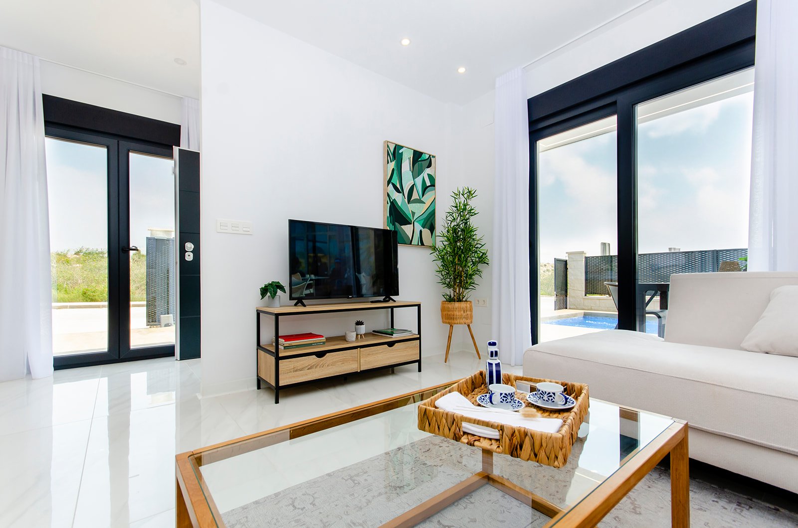 In der charmanten Stadt Orihuela gelegen, bietet dieser Wohnkomplex 39 unabhängige Häuser, die durch ihr modernes und funktionales Design hervorstech