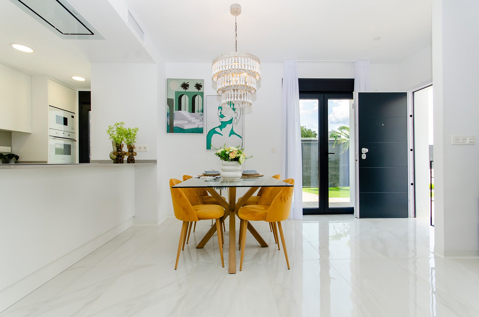 In der charmanten Stadt Orihuela gelegen, bietet dieser Wohnkomplex 39 unabhängige Häuser, die durch ihr modernes und funktionales Design hervorstech