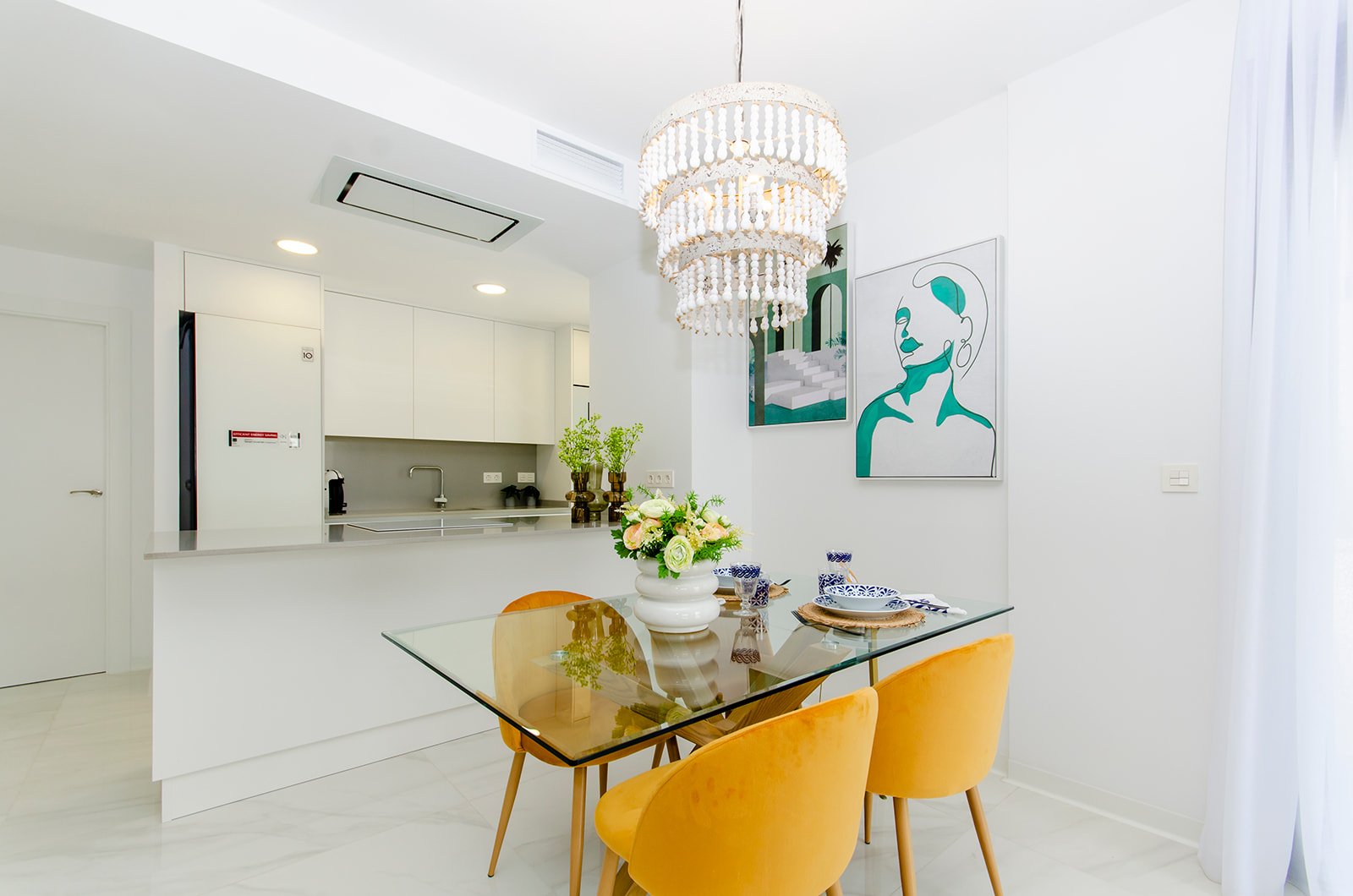 In der charmanten Stadt Orihuela gelegen, bietet dieser Wohnkomplex 39 unabhängige Häuser, die durch ihr modernes und funktionales Design hervorstech