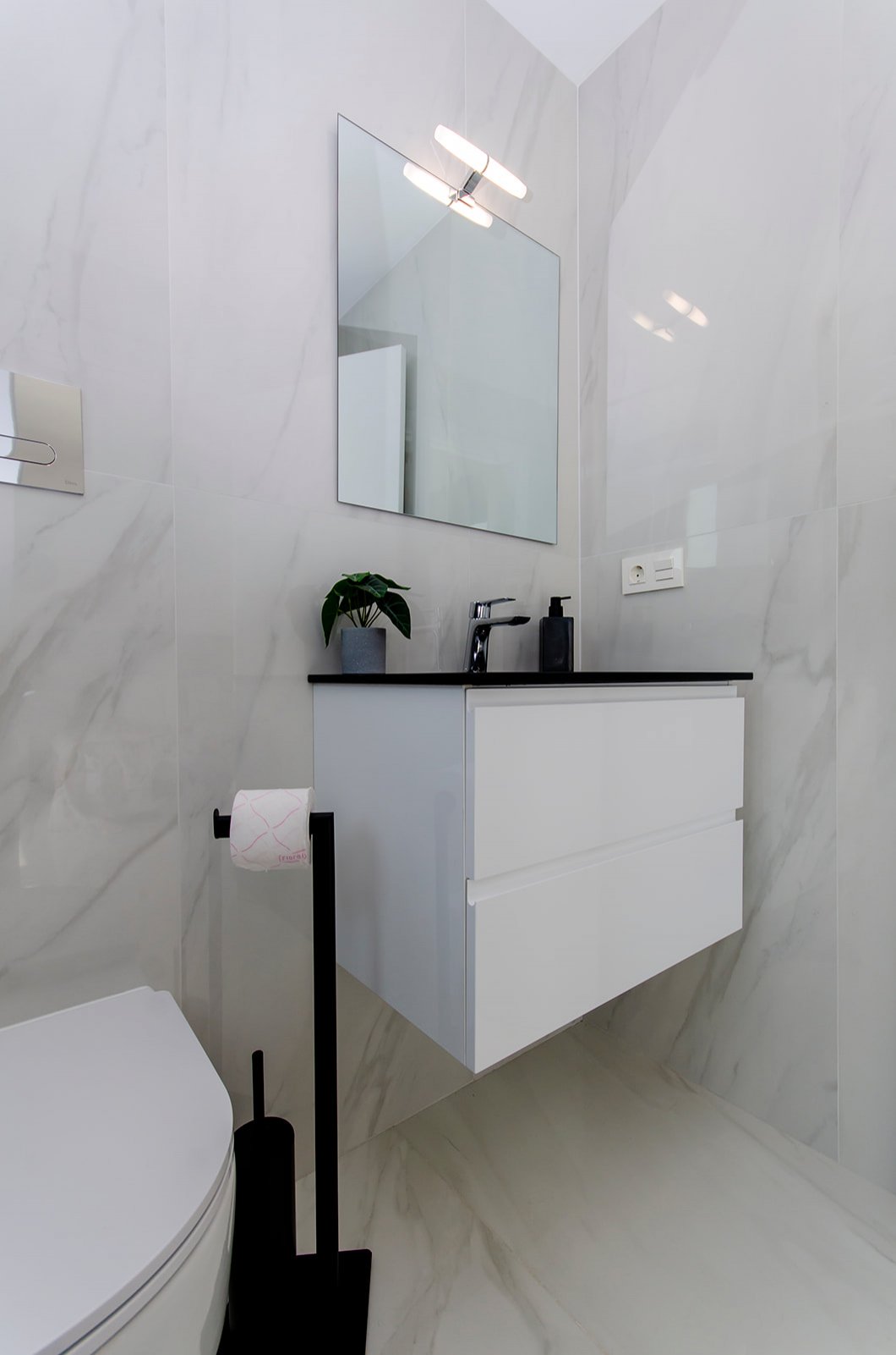 In der charmanten Stadt Orihuela gelegen, bietet dieser Wohnkomplex 39 unabhängige Häuser, die durch ihr modernes und funktionales Design hervorstech