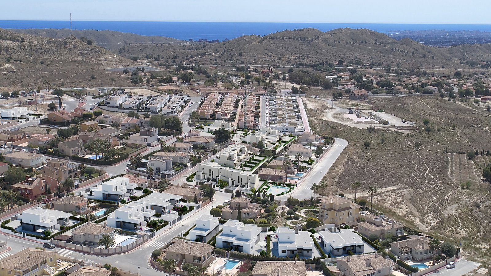  Im charmanten Ort Busot gelegen, bietet diese Wohnanlage 13 Reihenhäuser, die Komfort und Funktionalität vereinen. Die Immobilien sind so konzipiert,