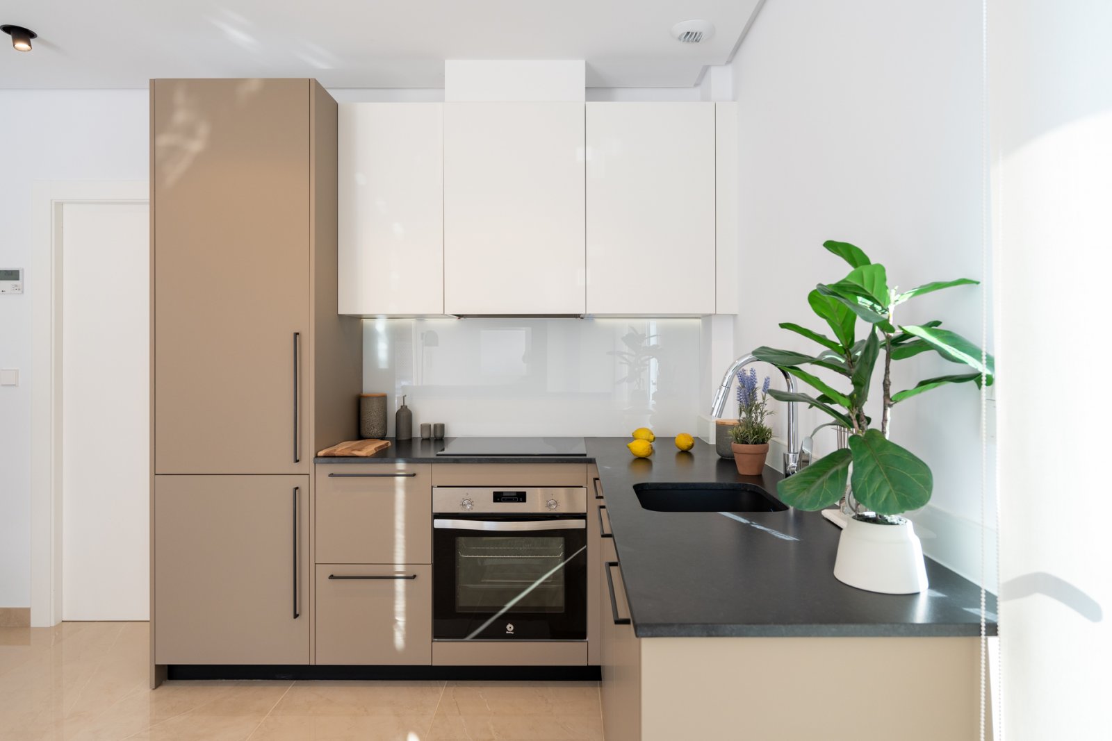  In Elche gelegen, bietet diese Wohnanlage eine exklusive Sammlung von Reihenhäusern, die für maximalen Komfort und Funktionalität entworfen wurden. J