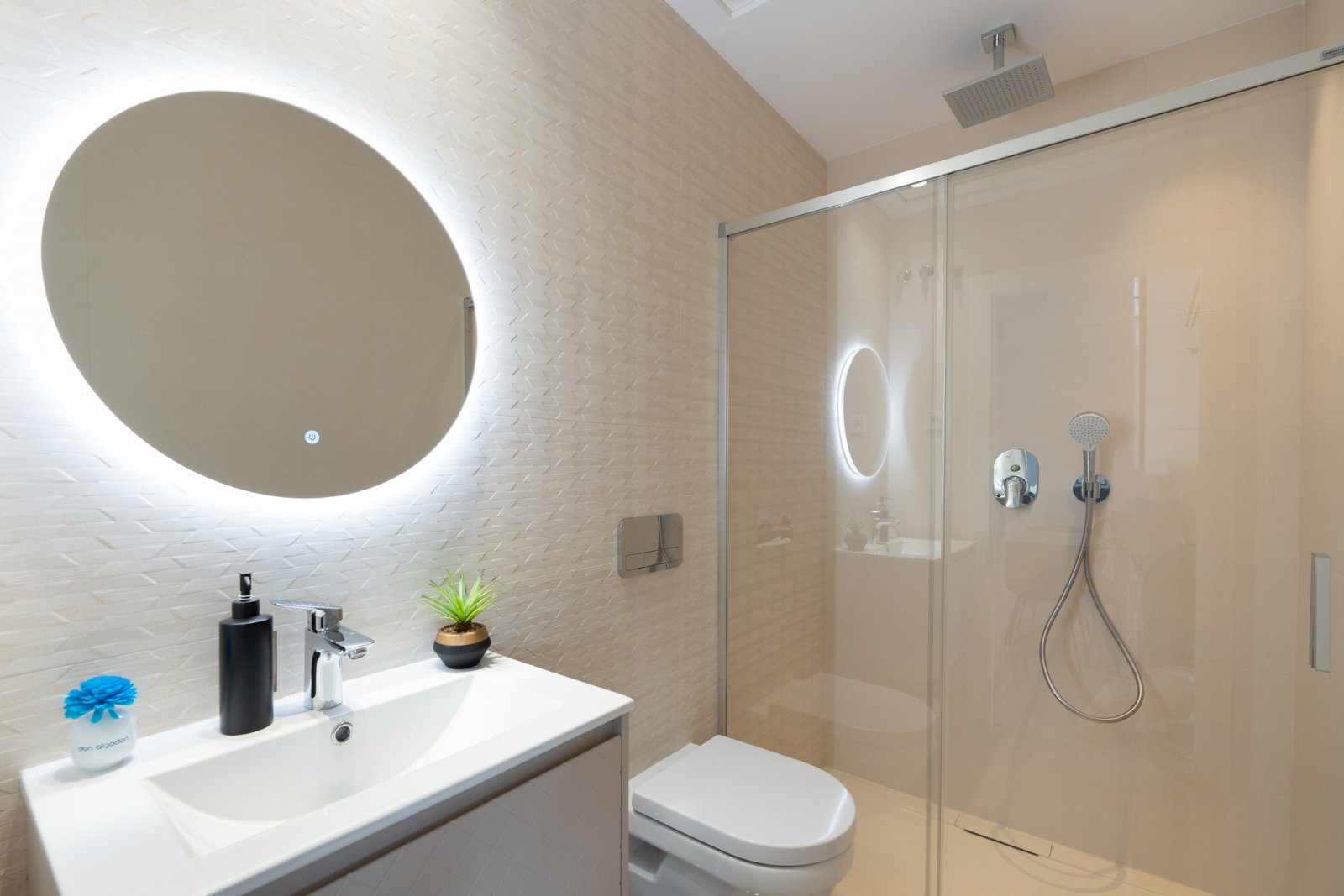  In Elche gelegen, bietet diese Wohnanlage eine exklusive Sammlung von Reihenhäusern, die für maximalen Komfort und Funktionalität entworfen wurden. J