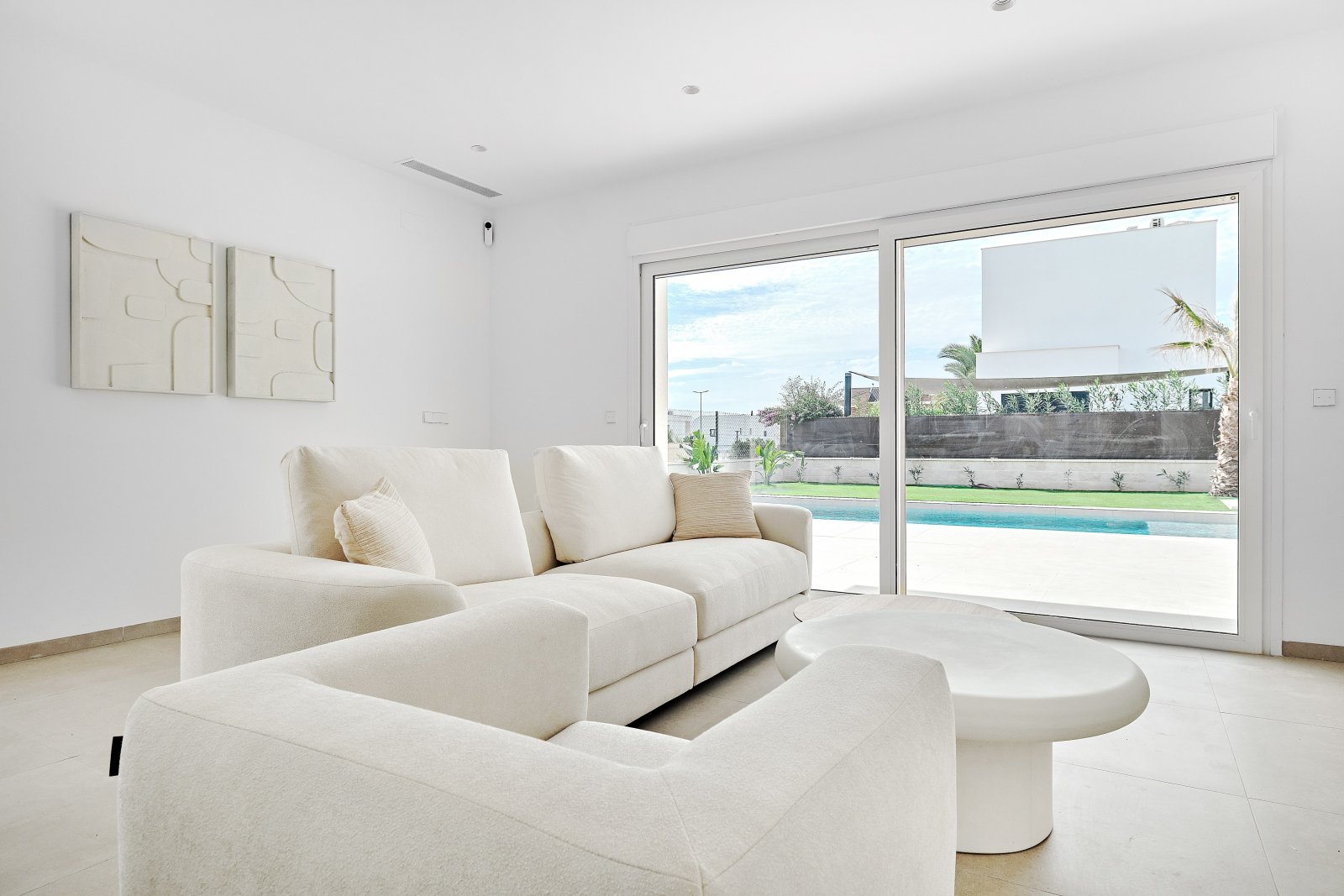  In der charmanten Umgebung von Los Montesinos gelegen, bietet diese exklusive Sammlung unabhängiger Häuser einen einzigartigen Lebensstil. Mit insges