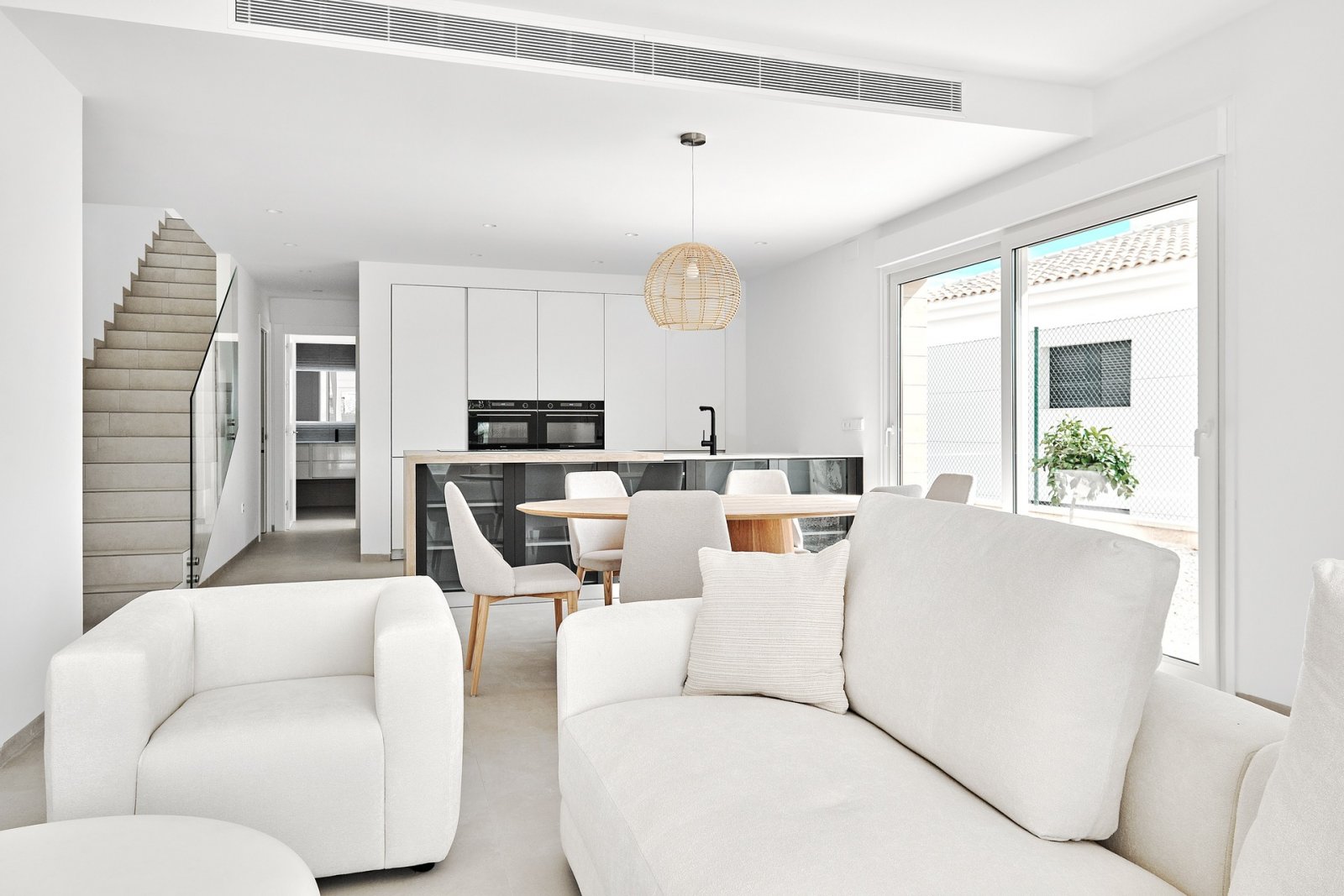  In der charmanten Umgebung von Los Montesinos gelegen, bietet diese exklusive Sammlung unabhängiger Häuser einen einzigartigen Lebensstil. Mit insges