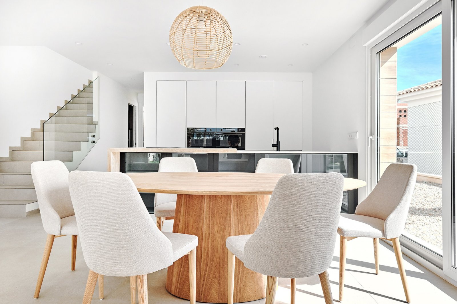  In der charmanten Umgebung von Los Montesinos gelegen, bietet diese exklusive Sammlung unabhängiger Häuser einen einzigartigen Lebensstil. Mit insges