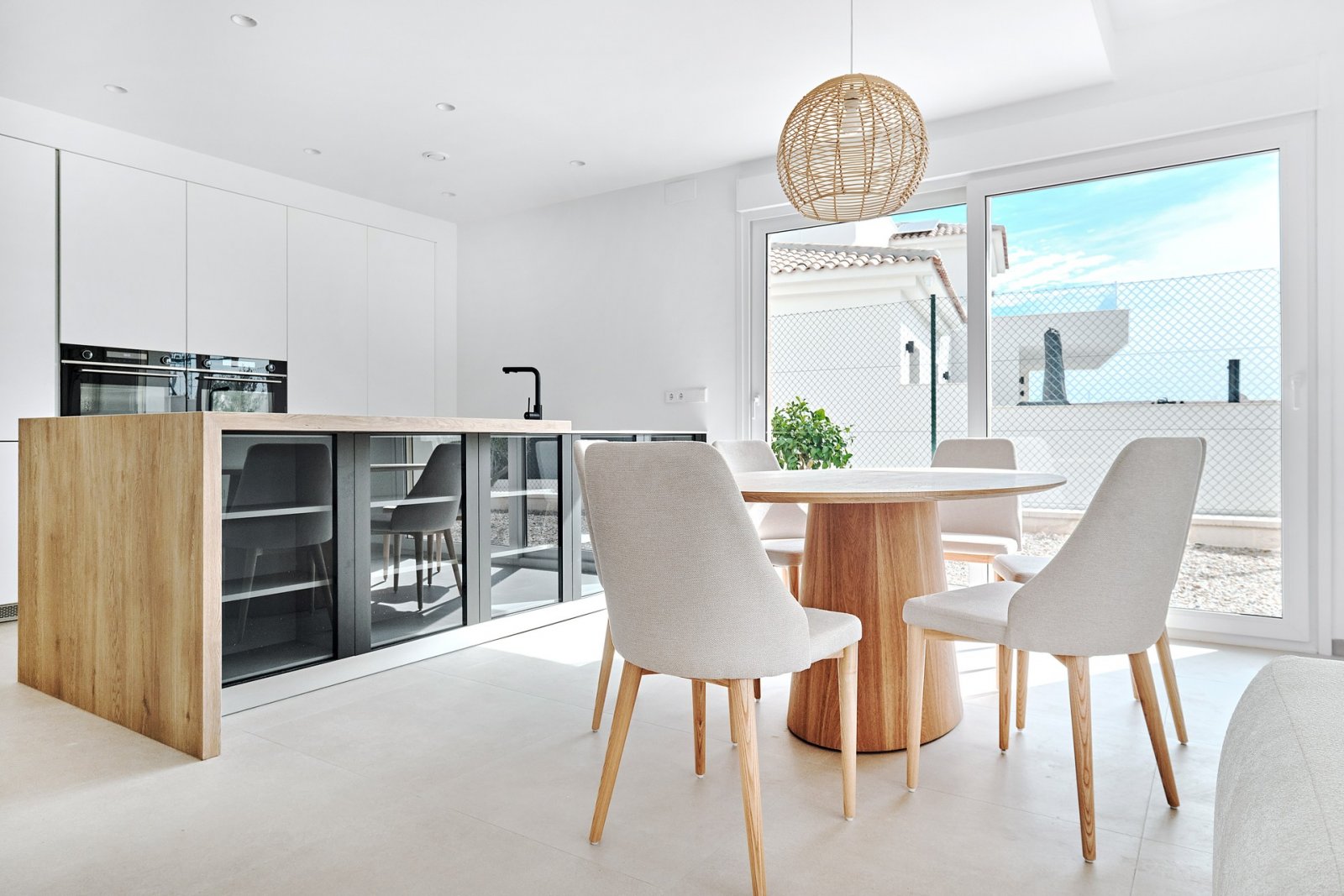  In der charmanten Umgebung von Los Montesinos gelegen, bietet diese exklusive Sammlung unabhängiger Häuser einen einzigartigen Lebensstil. Mit insges