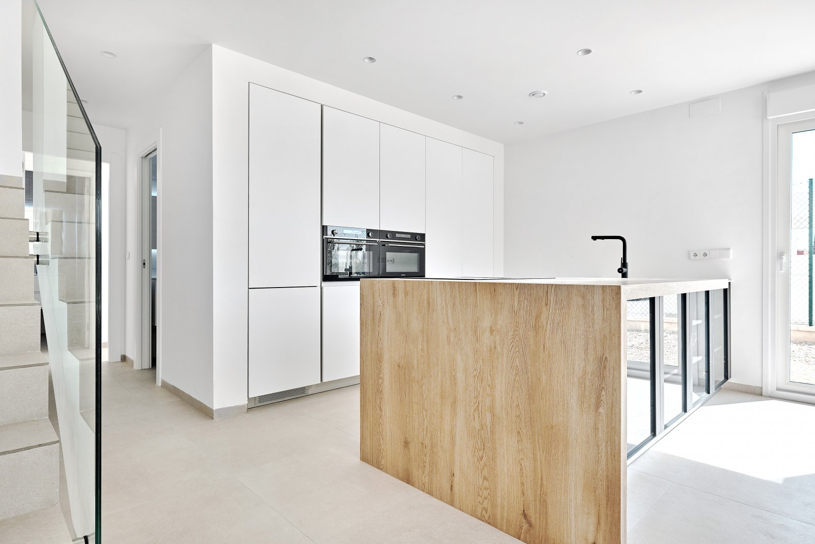  In der charmanten Umgebung von Los Montesinos gelegen, bietet diese exklusive Sammlung unabhängiger Häuser einen einzigartigen Lebensstil. Mit insges