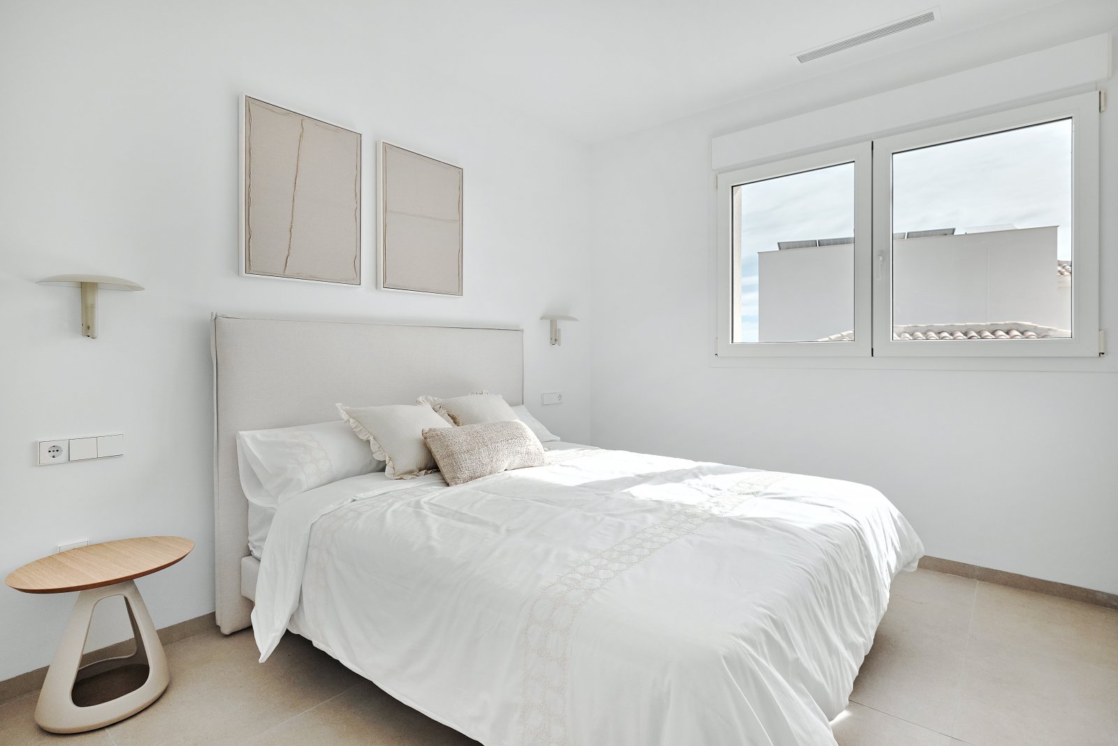  In der charmanten Umgebung von Los Montesinos gelegen, bietet diese exklusive Sammlung unabhängiger Häuser einen einzigartigen Lebensstil. Mit insges