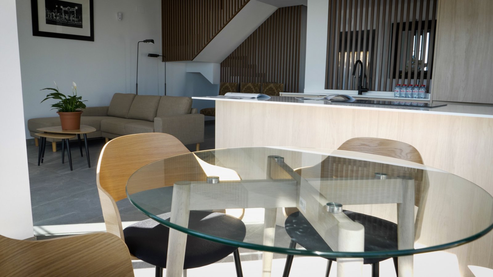  In der charmanten Umgebung von Polop gelegen, bietet diese exklusive Wohnanlage eine Auswahl an Apartments und Reihenhäusern. Mit insgesamt sechs Imm