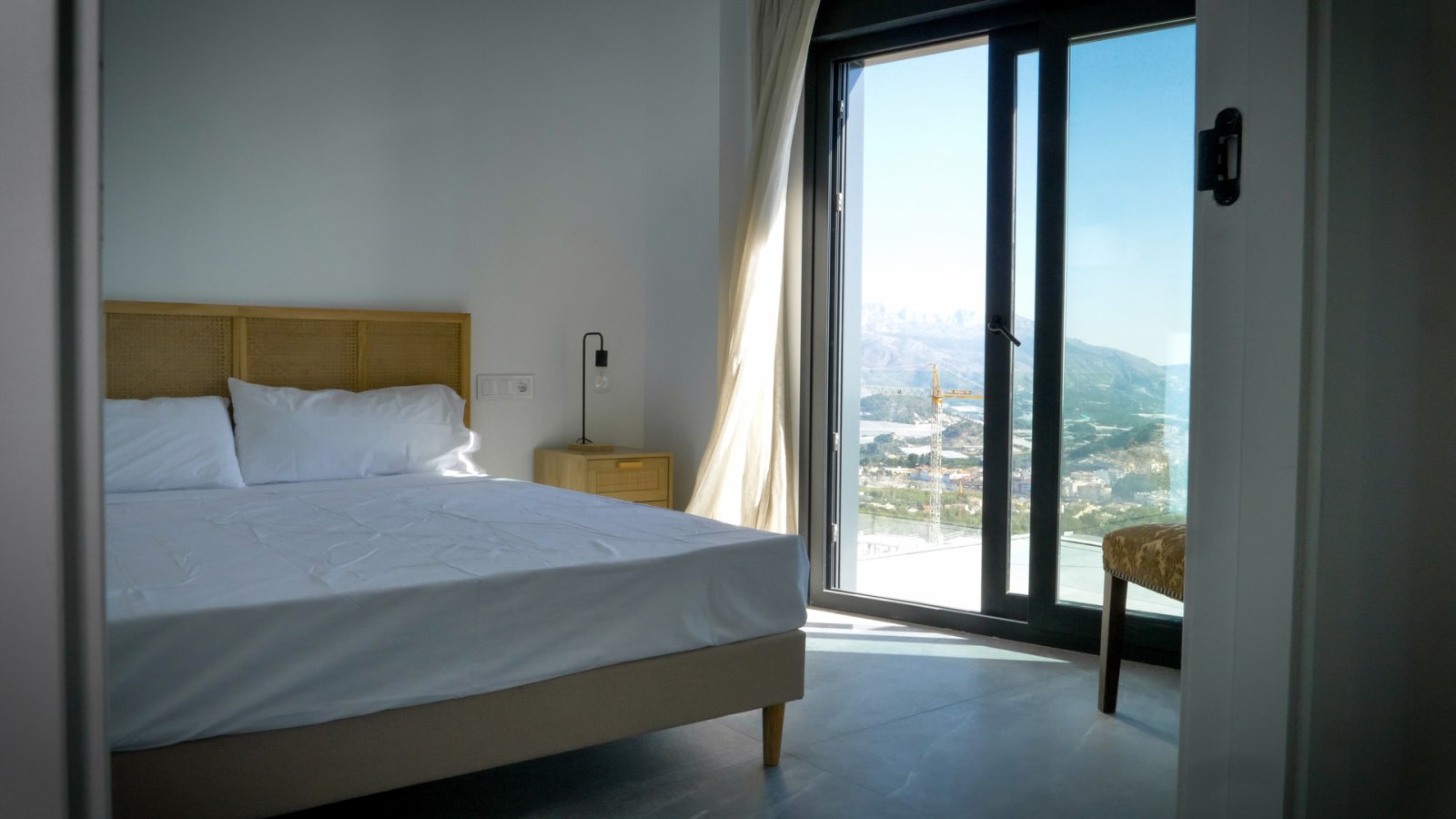  In der charmanten Umgebung von Polop gelegen, bietet diese exklusive Wohnanlage eine Auswahl an Apartments und Reihenhäusern. Mit insgesamt sechs Imm