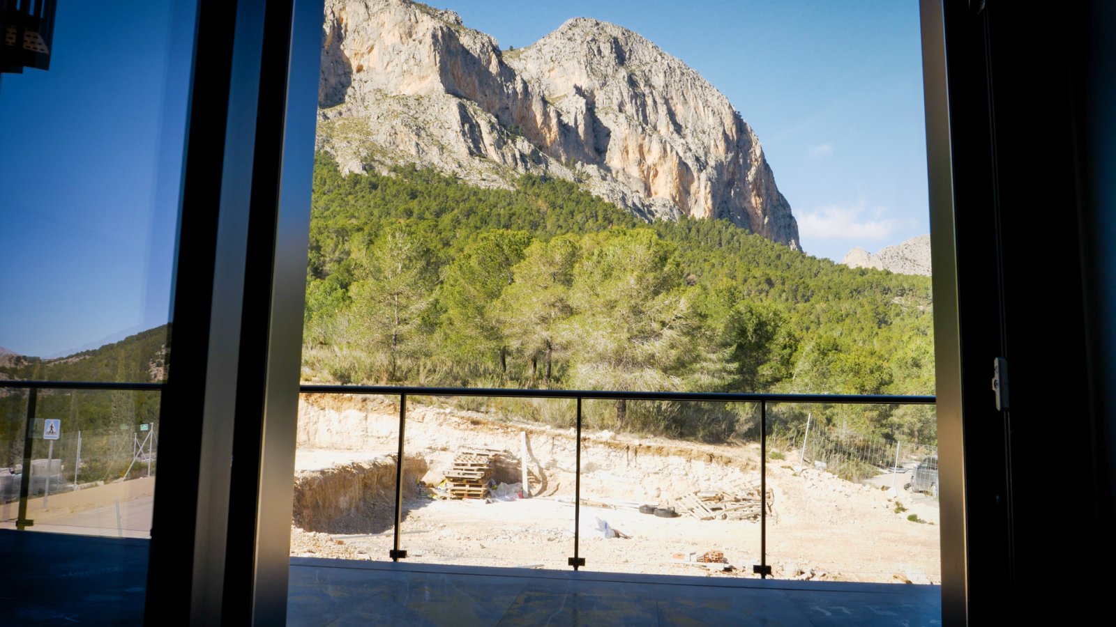  In der charmanten Umgebung von Polop gelegen, bietet diese exklusive Wohnanlage eine Auswahl an Apartments und Reihenhäusern. Mit insgesamt sechs Imm