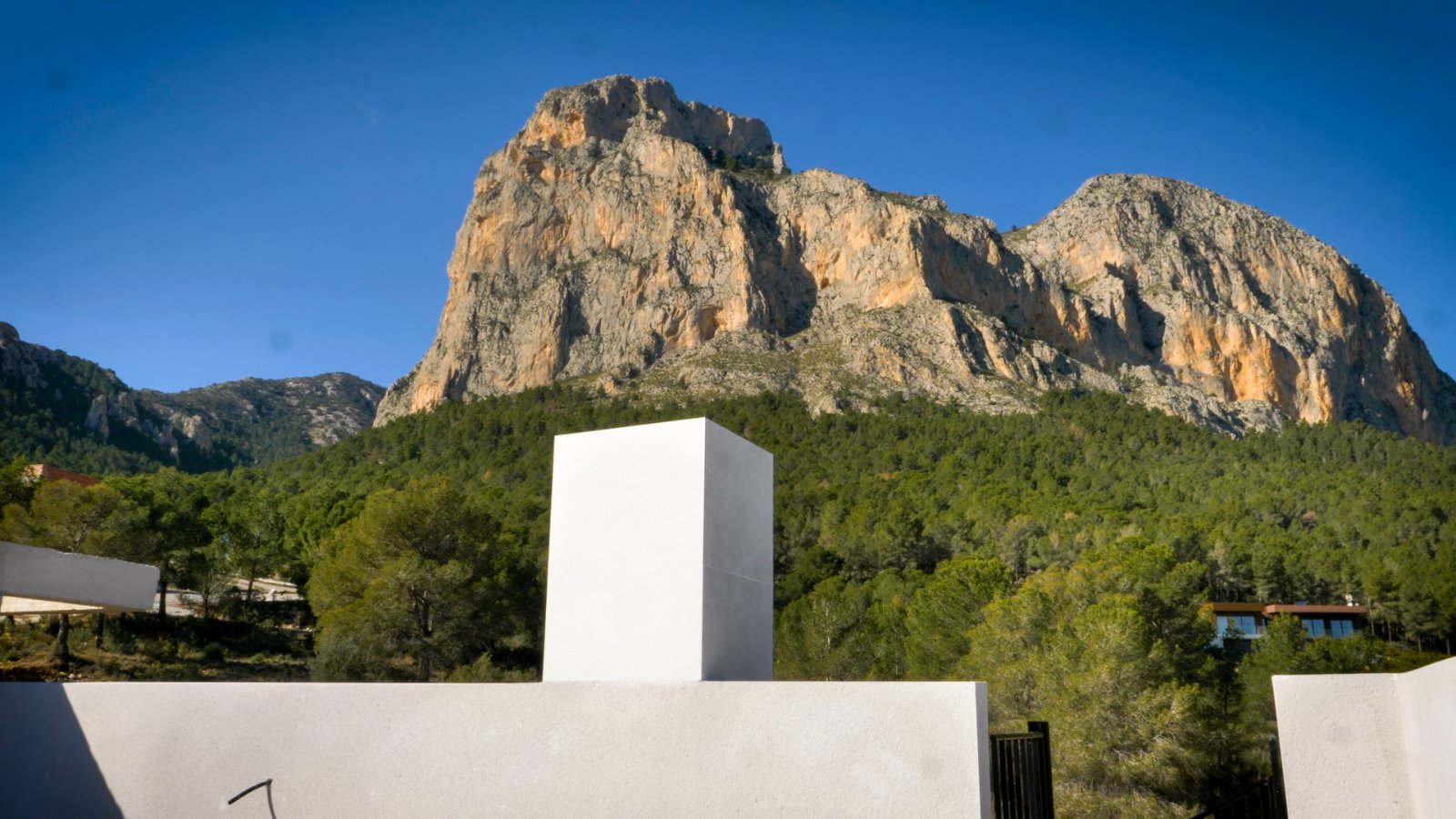 In der charmanten Umgebung von Polop gelegen, bietet diese exklusive Wohnanlage eine Auswahl an Apartments und Reihenhäusern. Mit insgesamt sechs Imm