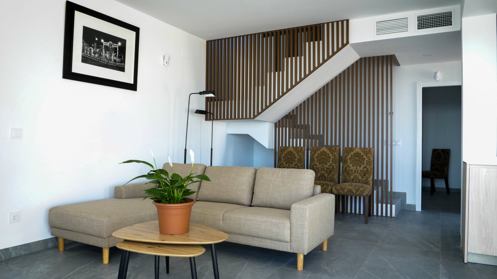 In der charmanten Umgebung von Polop gelegen, bietet diese exklusive Wohnanlage eine Auswahl an Apartments und Reihenhäusern. Mit insgesamt sechs Imm