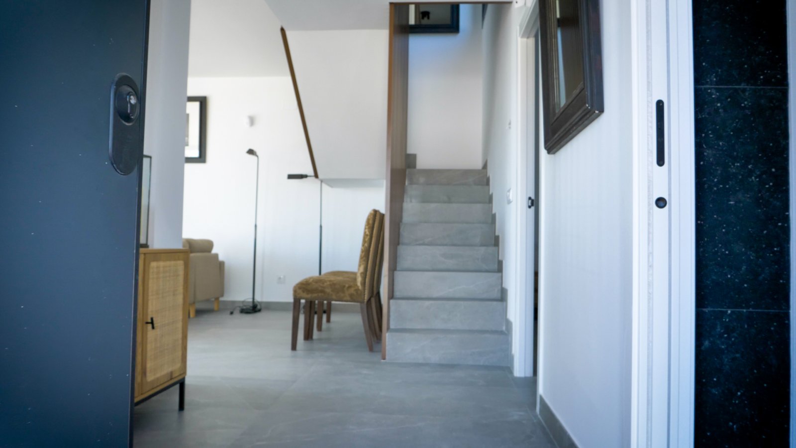 In der charmanten Umgebung von Polop gelegen, bietet diese exklusive Wohnanlage eine Auswahl an Apartments und Reihenhäusern. Mit insgesamt sechs Imm